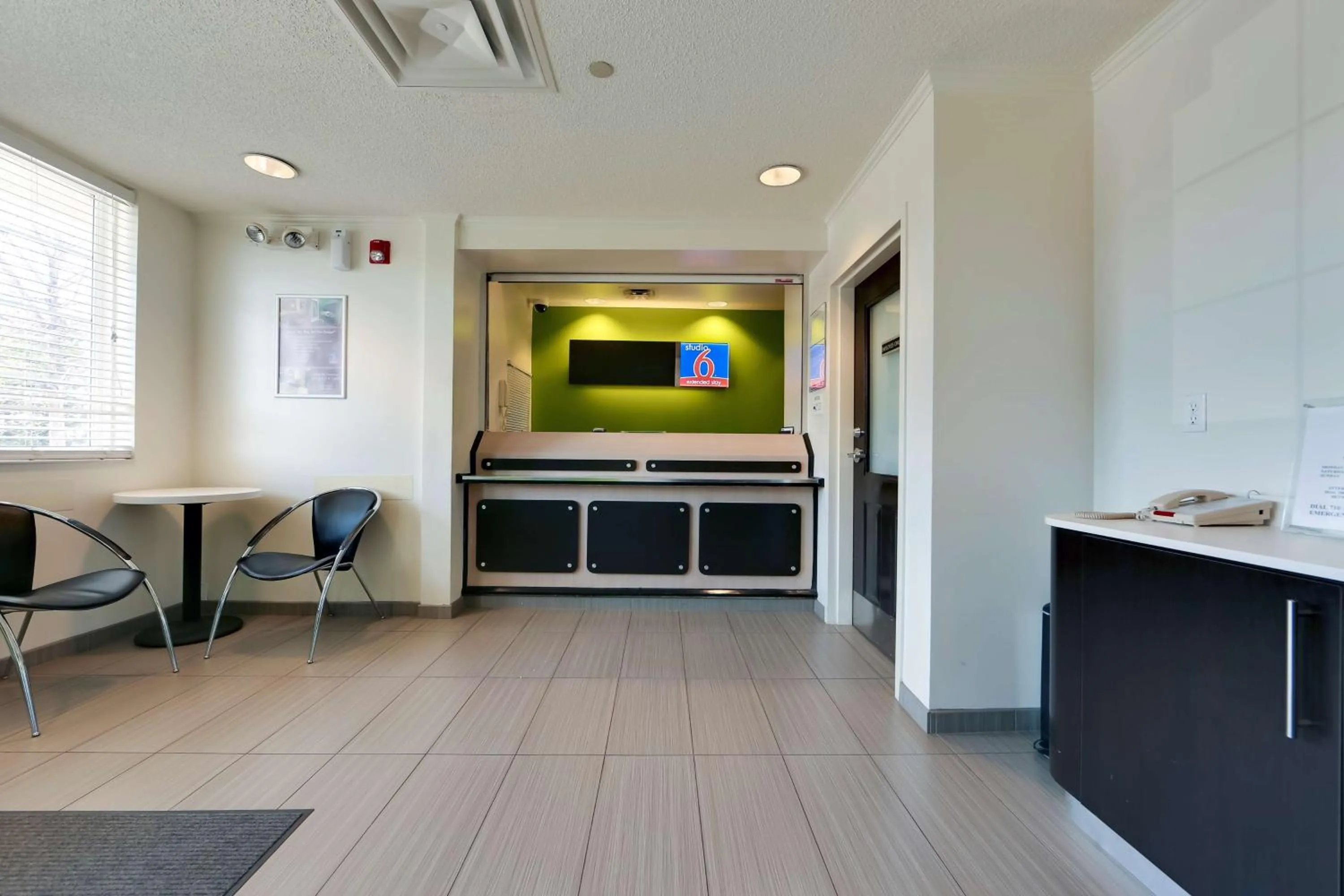 Lobby or reception in Studio 6 Toronto - Mississauga with Kitchenettes