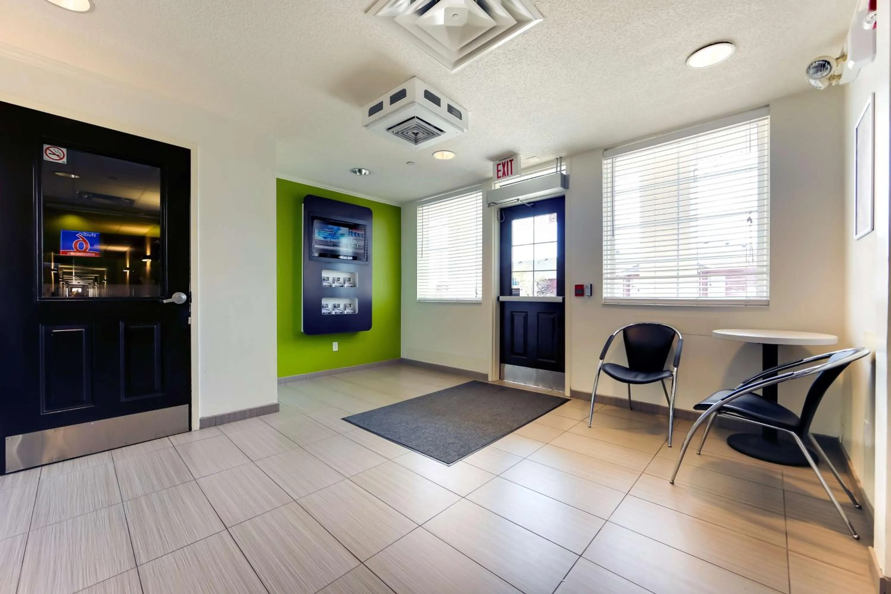 Lobby or reception in Studio 6 Toronto - Mississauga with Kitchenettes