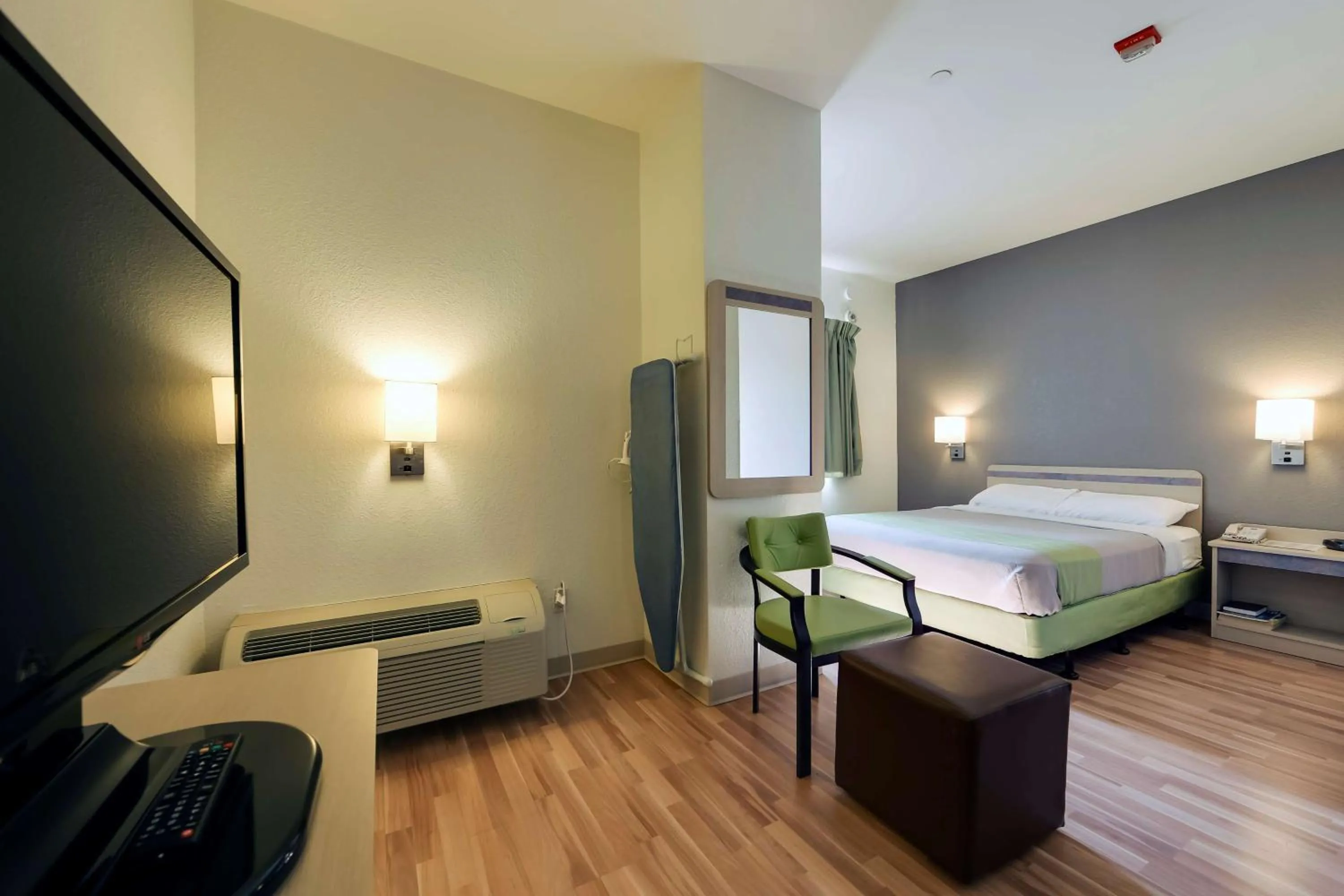 Photo of the whole room, Bed in Studio 6 Toronto - Mississauga with Kitchenettes