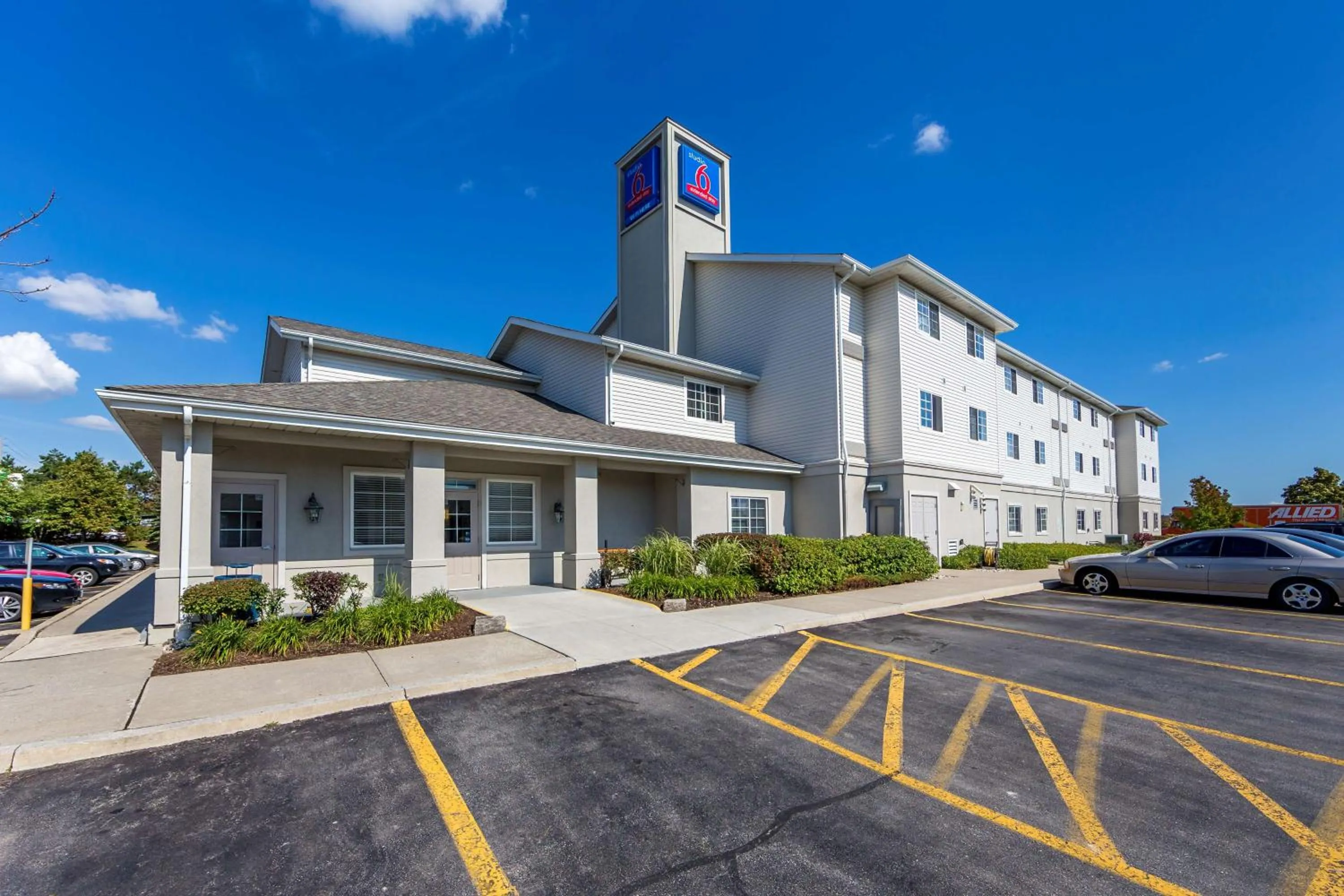 Property building in Studio 6 Toronto - Mississauga with Kitchenettes