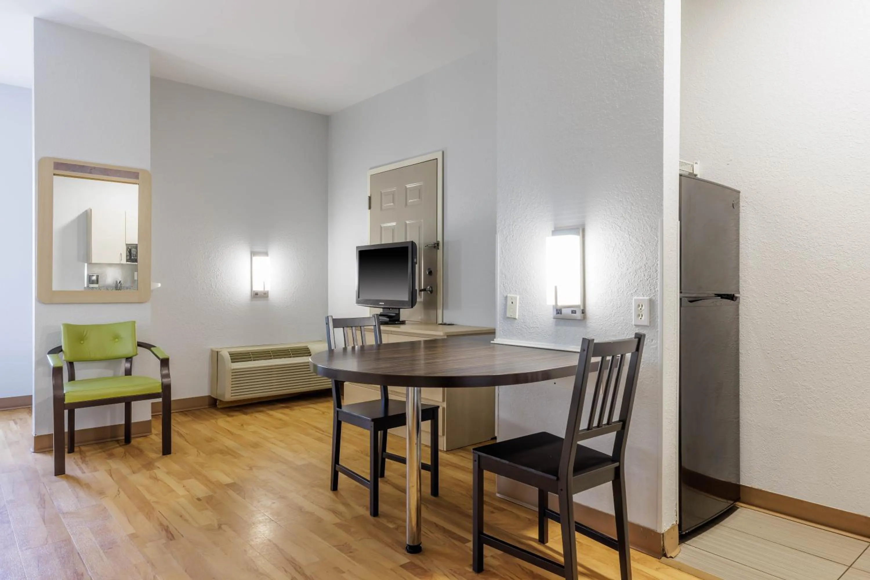 TV and multimedia in Studio 6 Toronto - Mississauga with Kitchenettes