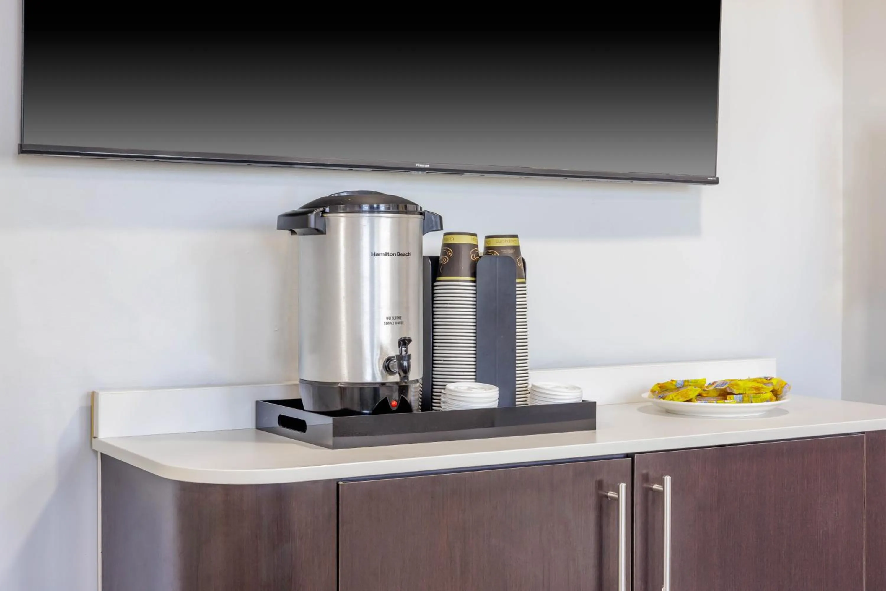 Coffee/tea facilities in Studio 6 Toronto - Mississauga with Kitchenettes
