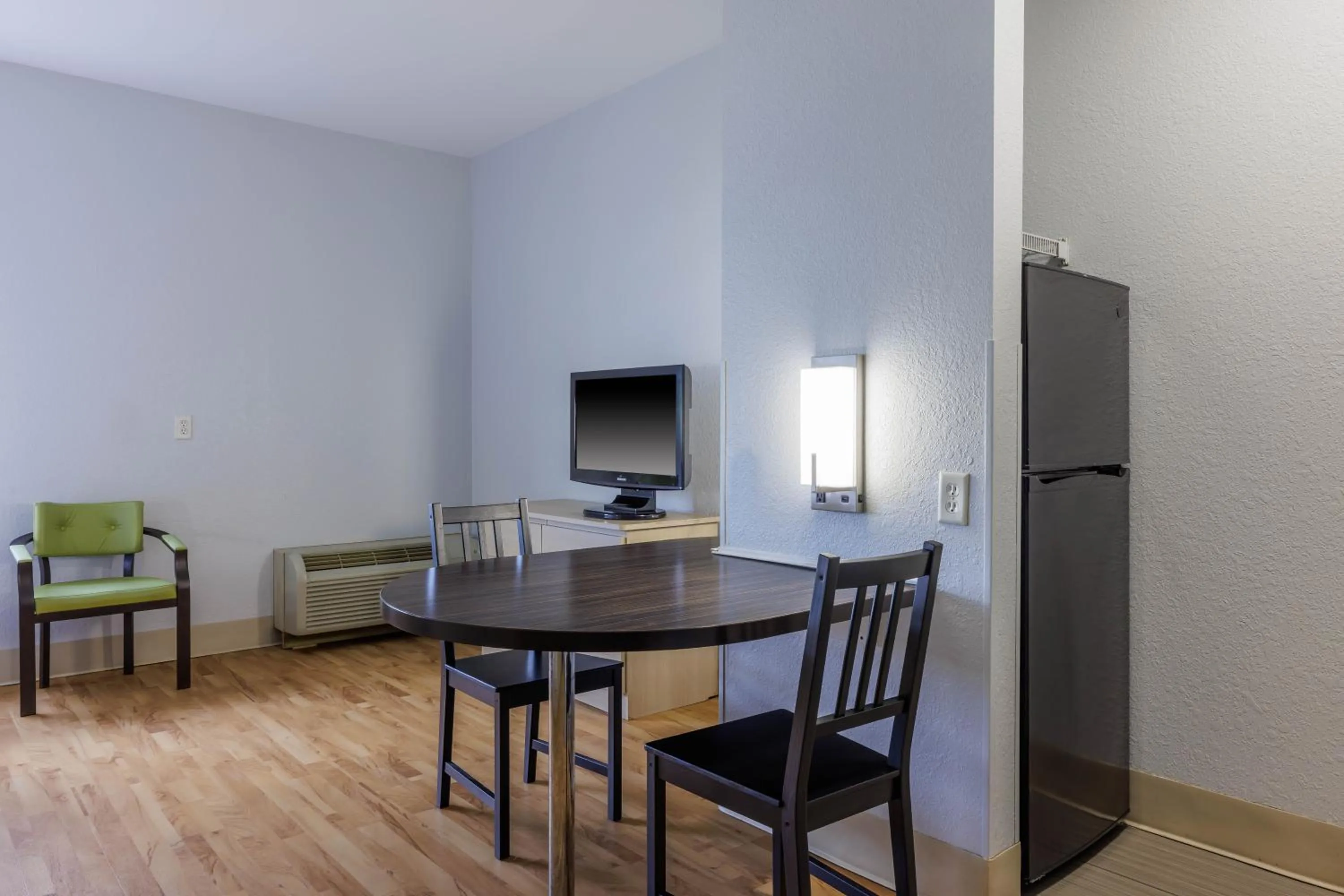 Dining area in Studio 6 Toronto - Mississauga with Kitchenettes