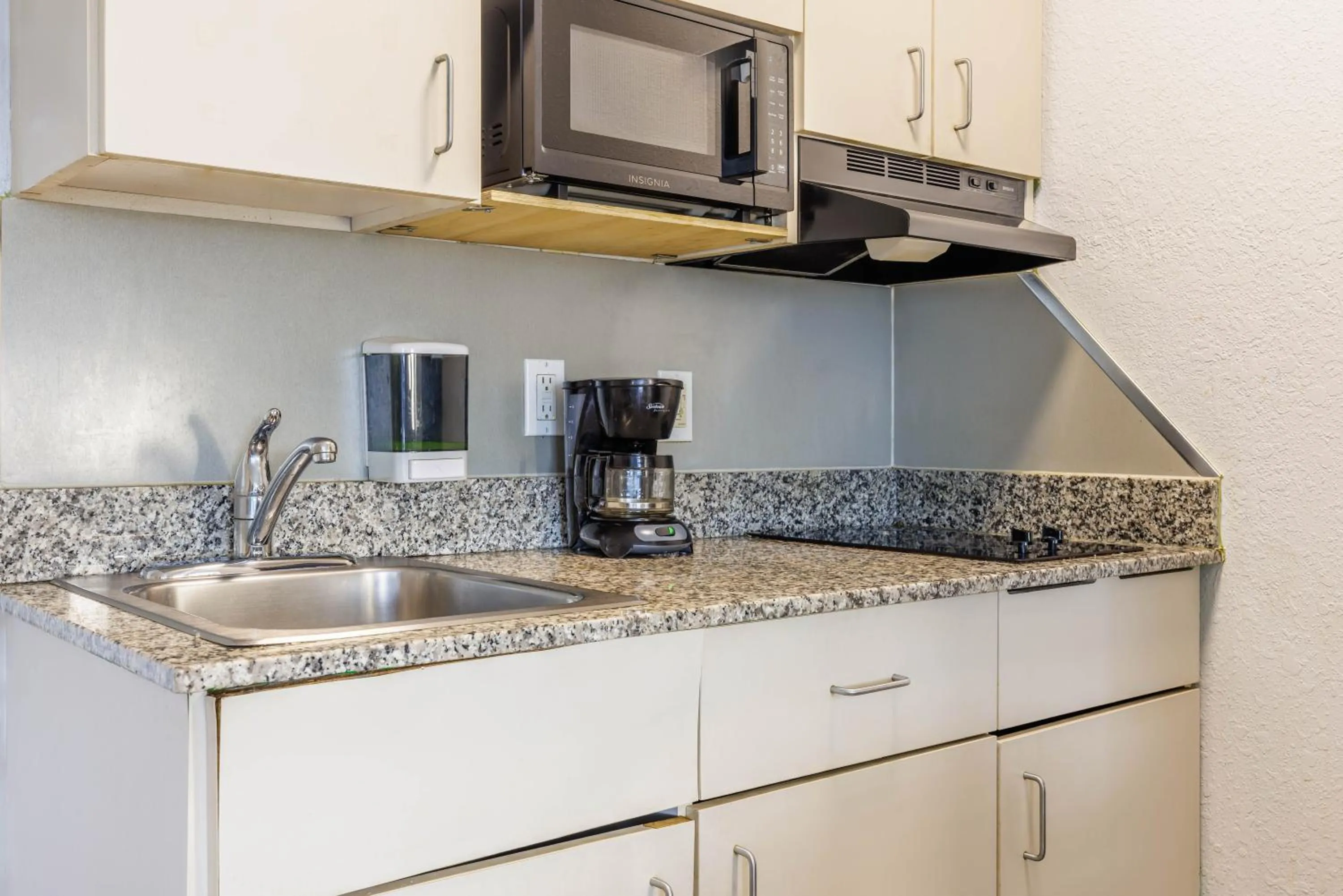 Kitchen or kitchenette in Studio 6 Toronto - Mississauga with Kitchenettes