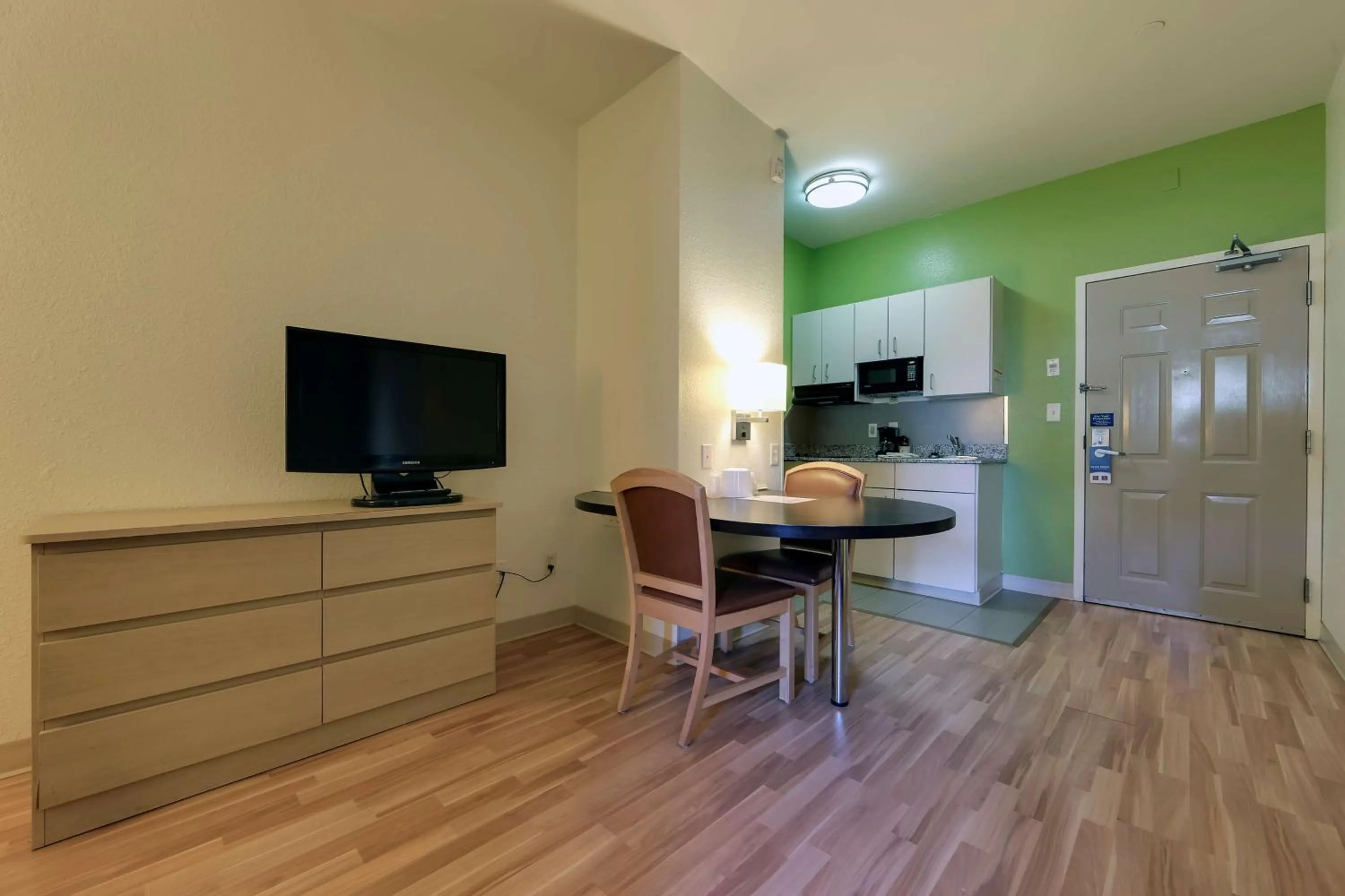 Photo of the whole room in Studio 6 Toronto - Mississauga with Kitchenettes