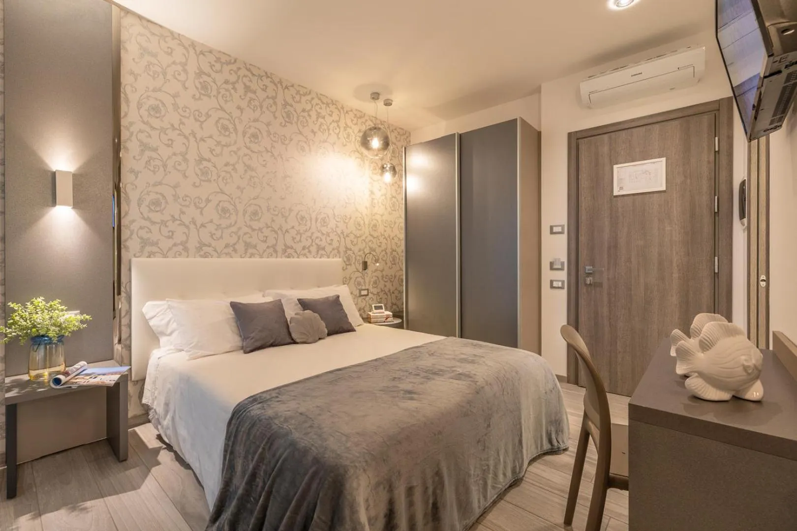 Bed in Romagna Suite Hotel