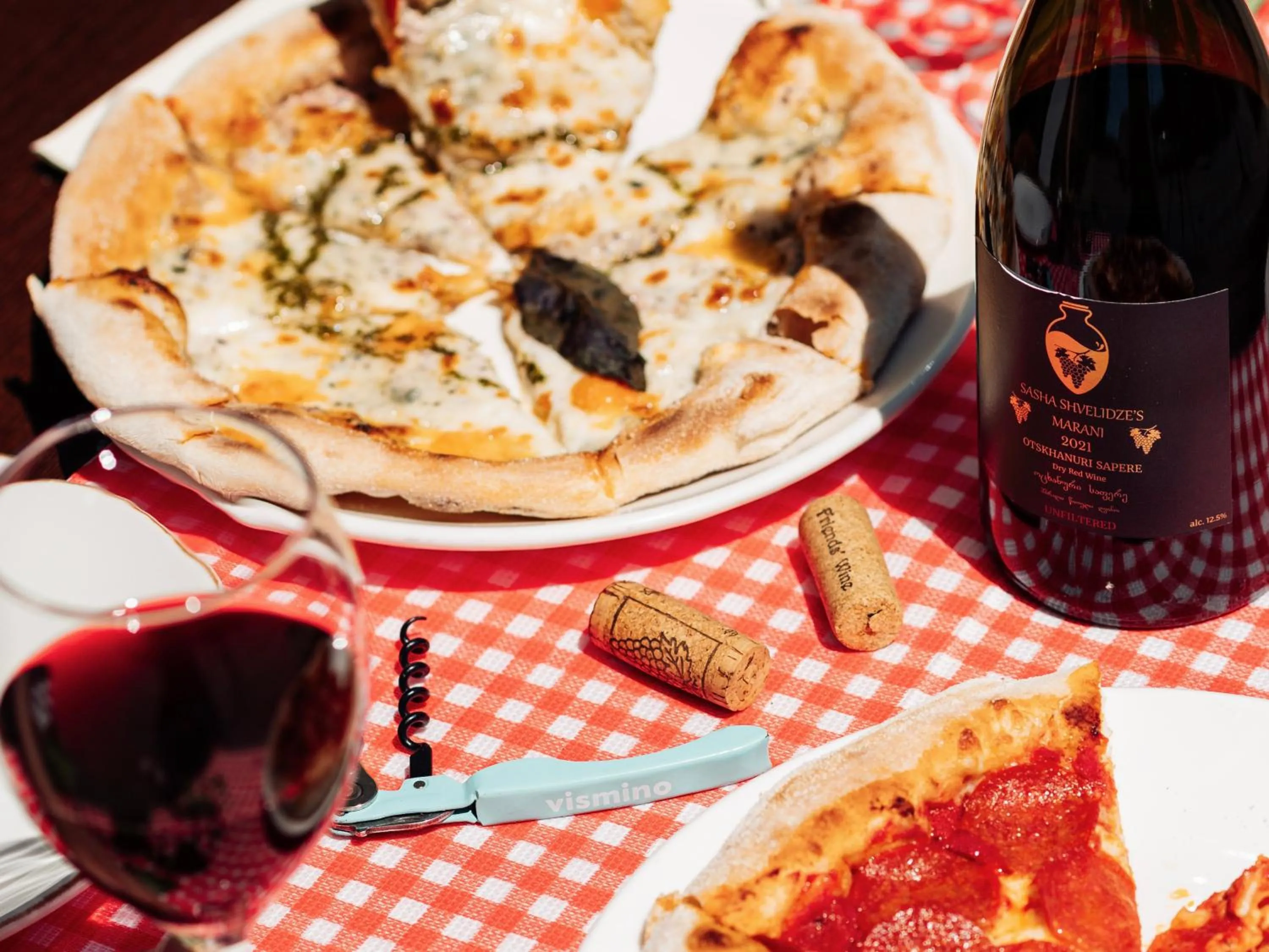 Restaurant/places to eat in White Sails Residential Hotel