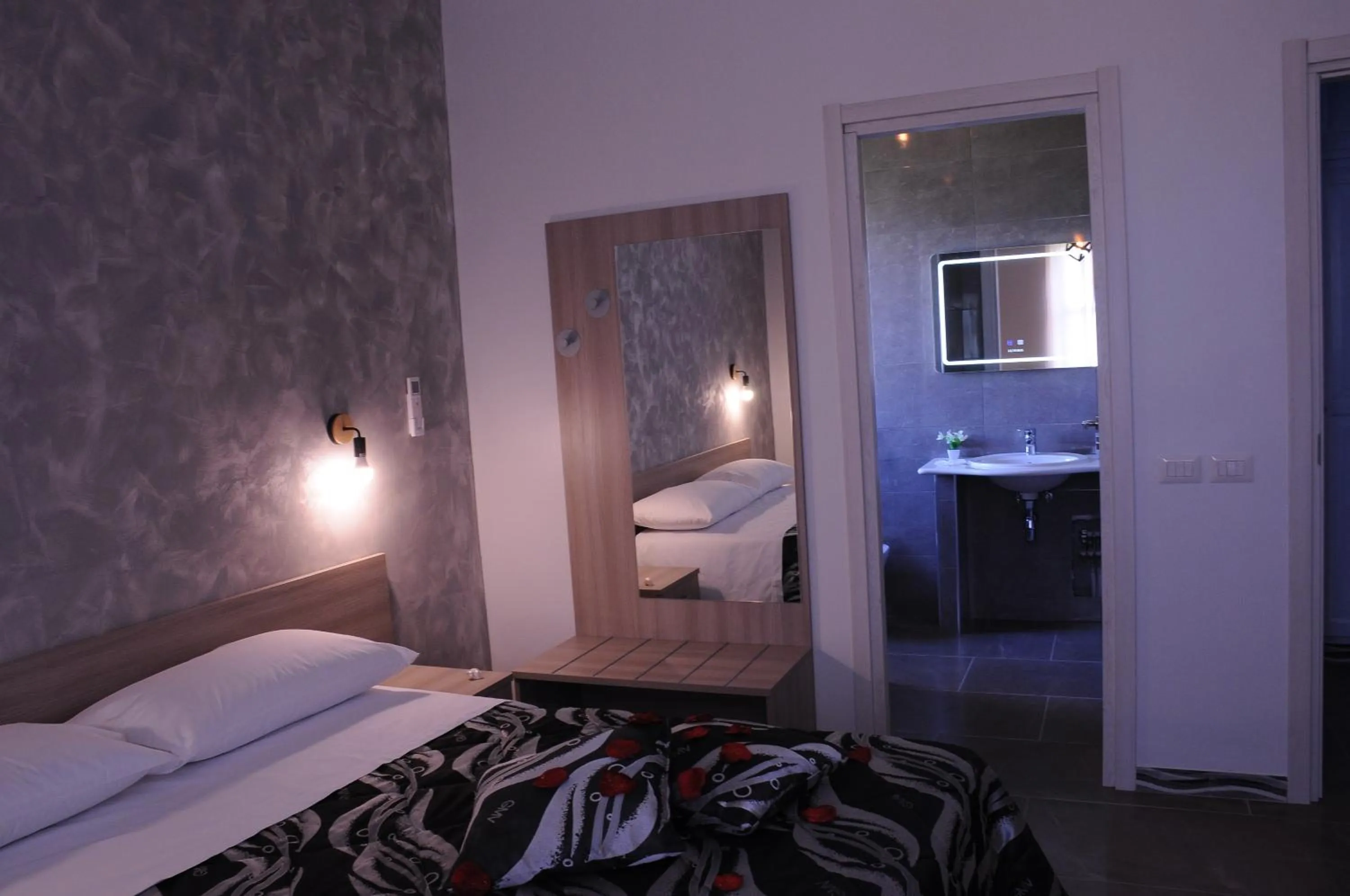 Photo of the whole room, Bed in La Fenice