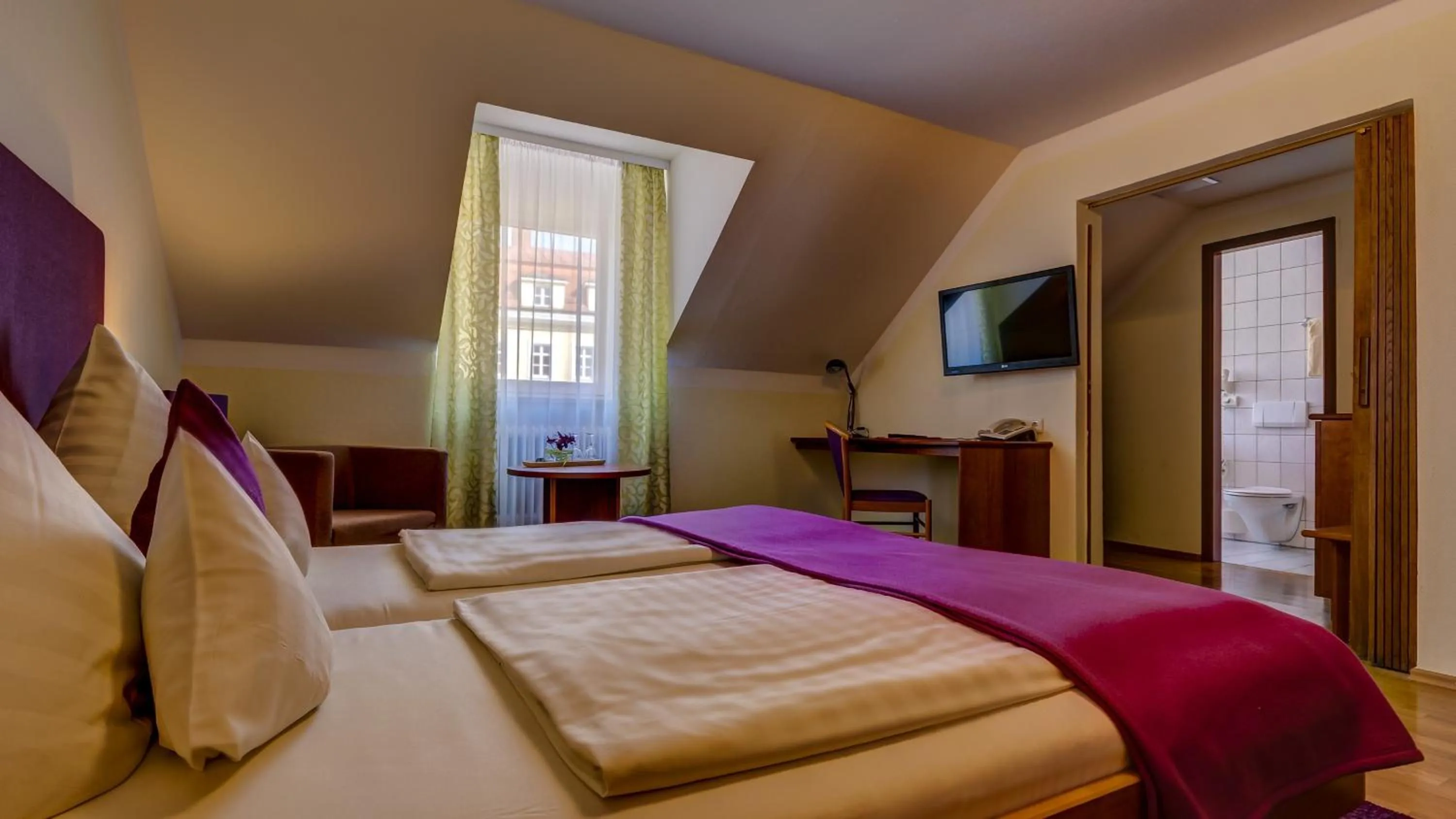 Bed in Hotel Restaurant Weihenstephaner Stuben