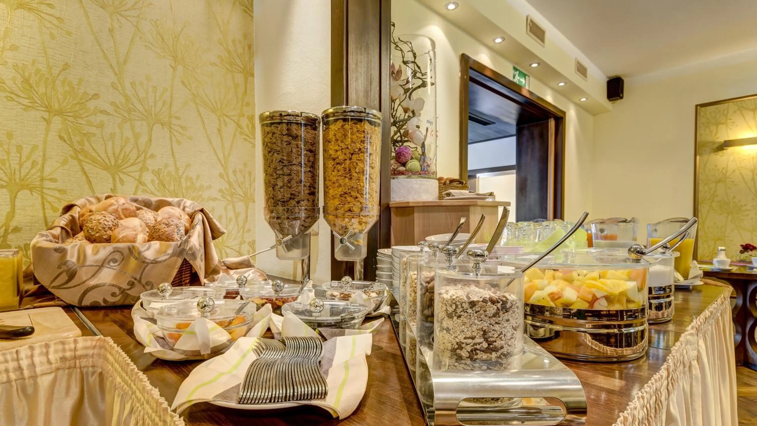 Breakfast in Hotel Restaurant Weihenstephaner Stuben