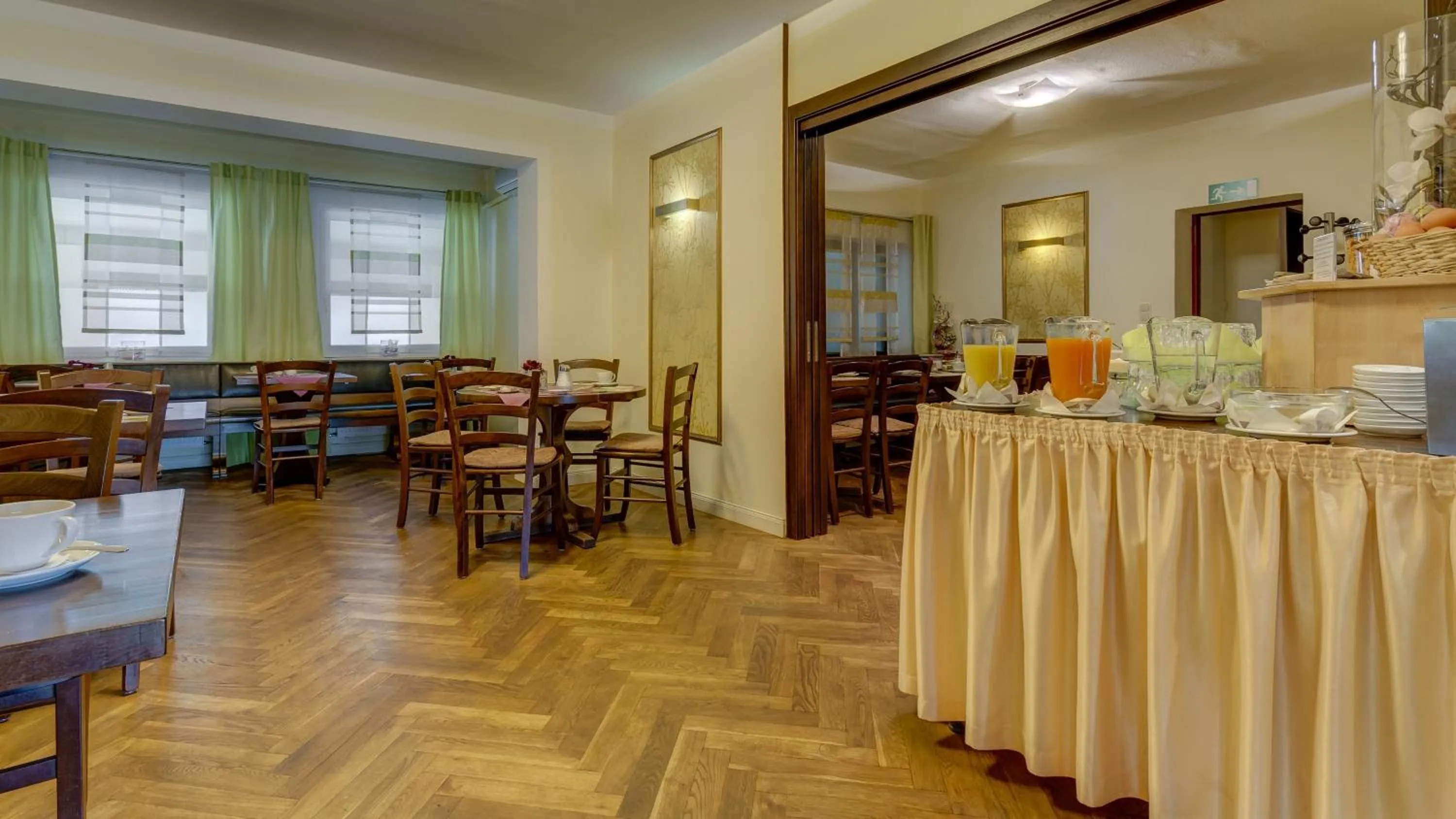 Buffet breakfast in Hotel Restaurant Weihenstephaner Stuben