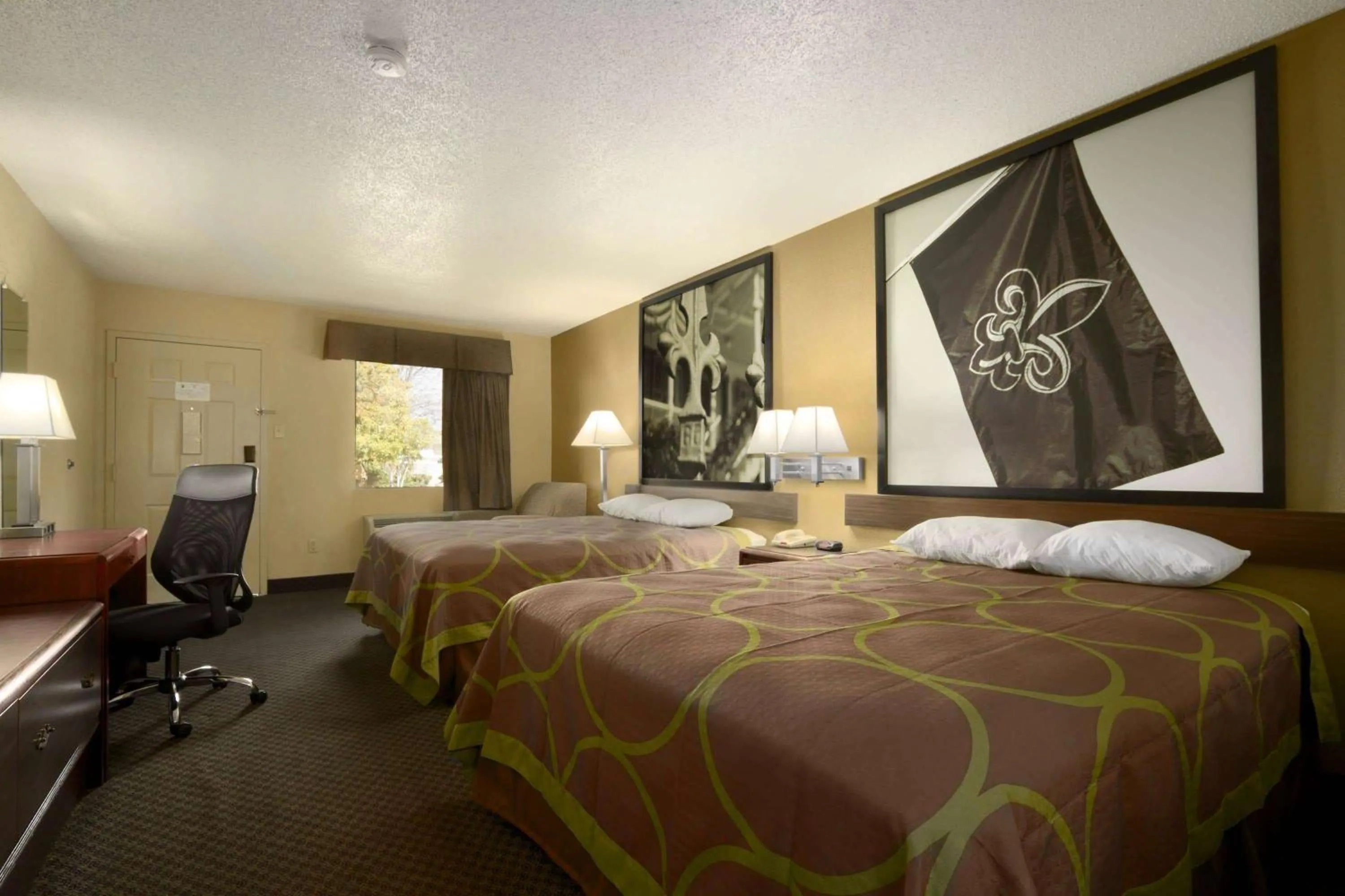 Photo of the whole room, Bed in Super 8 by Wyndham Calhoun