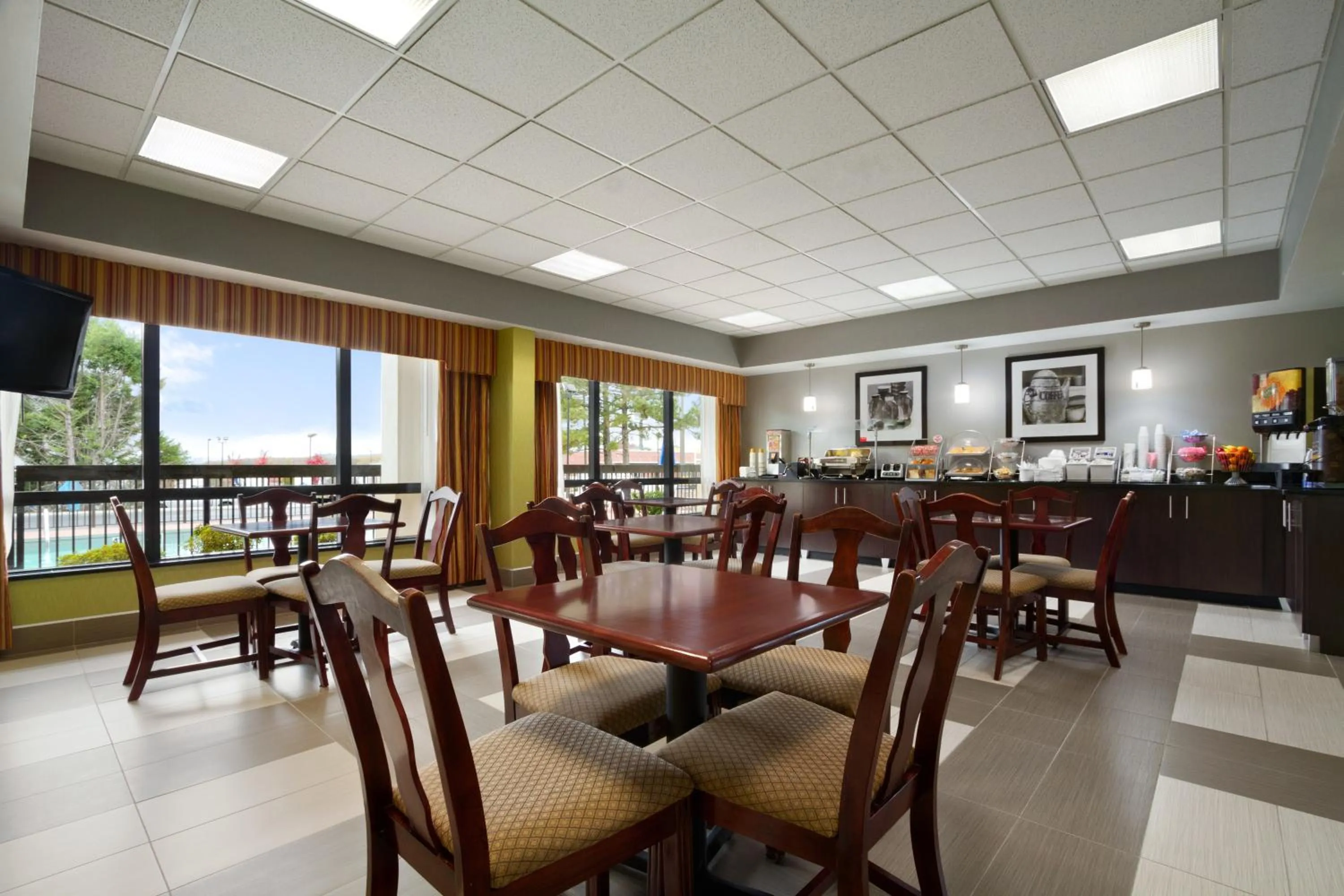 Coffee/tea facilities in Super 8 by Wyndham Calhoun