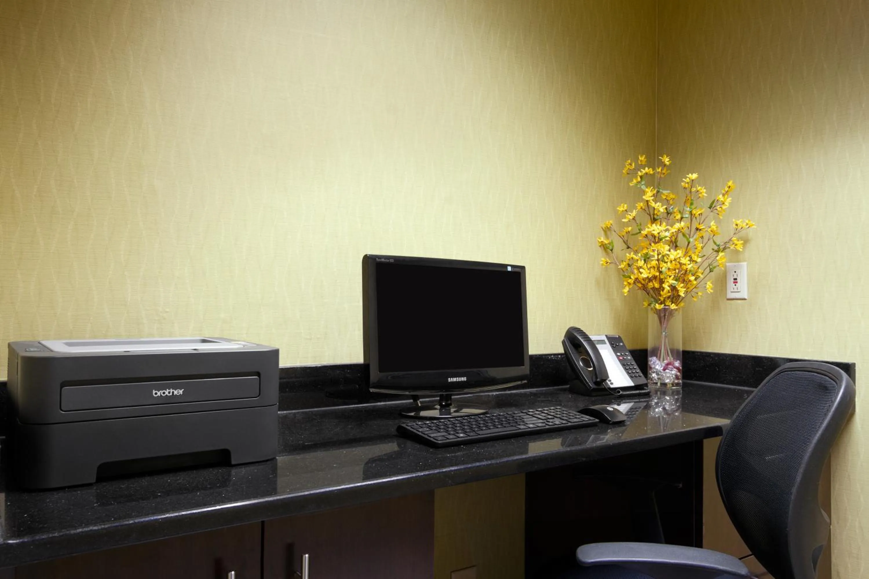 Business facilities in Super 8 by Wyndham Calhoun