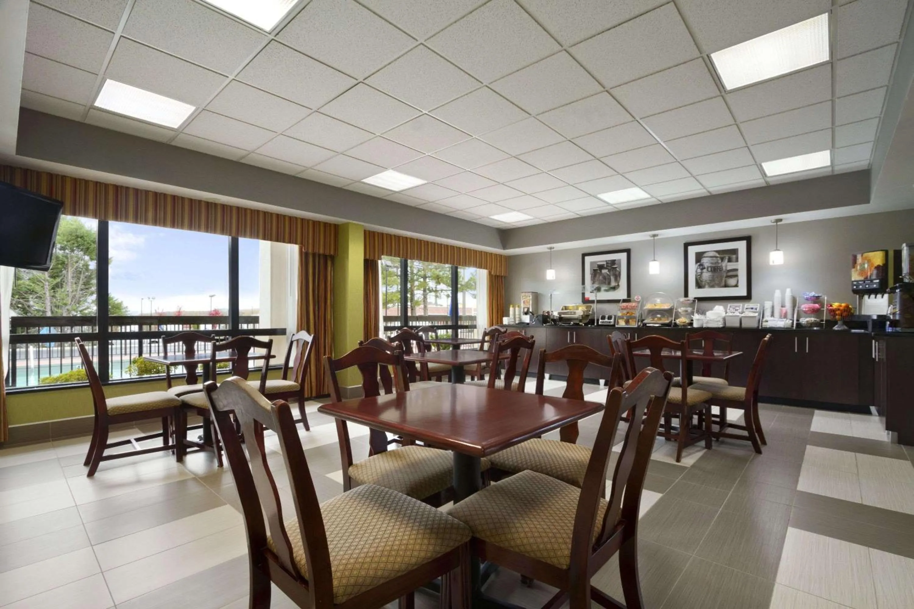 Restaurant/places to eat in Super 8 by Wyndham Calhoun