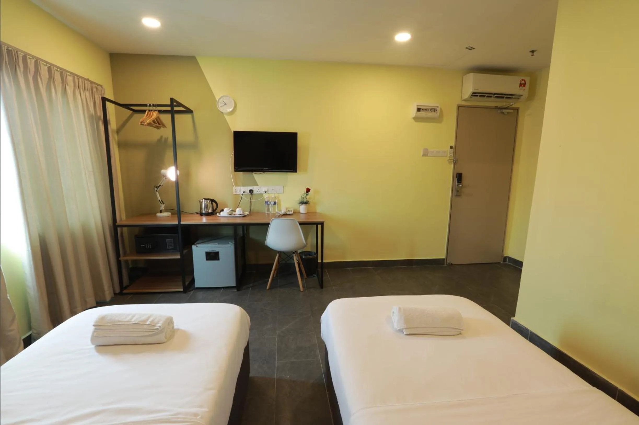 Communal lounge/ TV room, Bed in T-hotel Mont Kiara