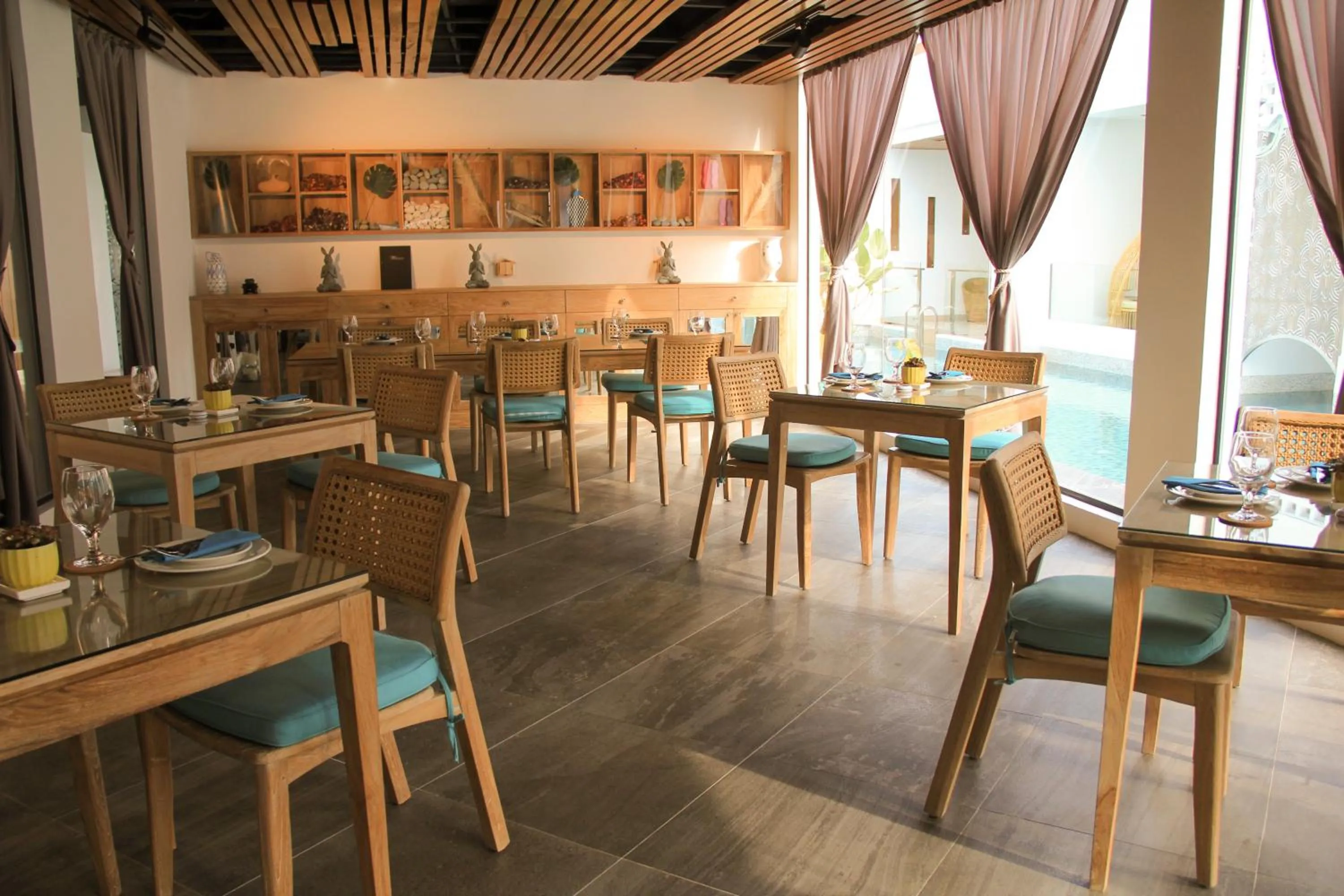 Restaurant/places to eat in La Villa Langkawi - Private Pool