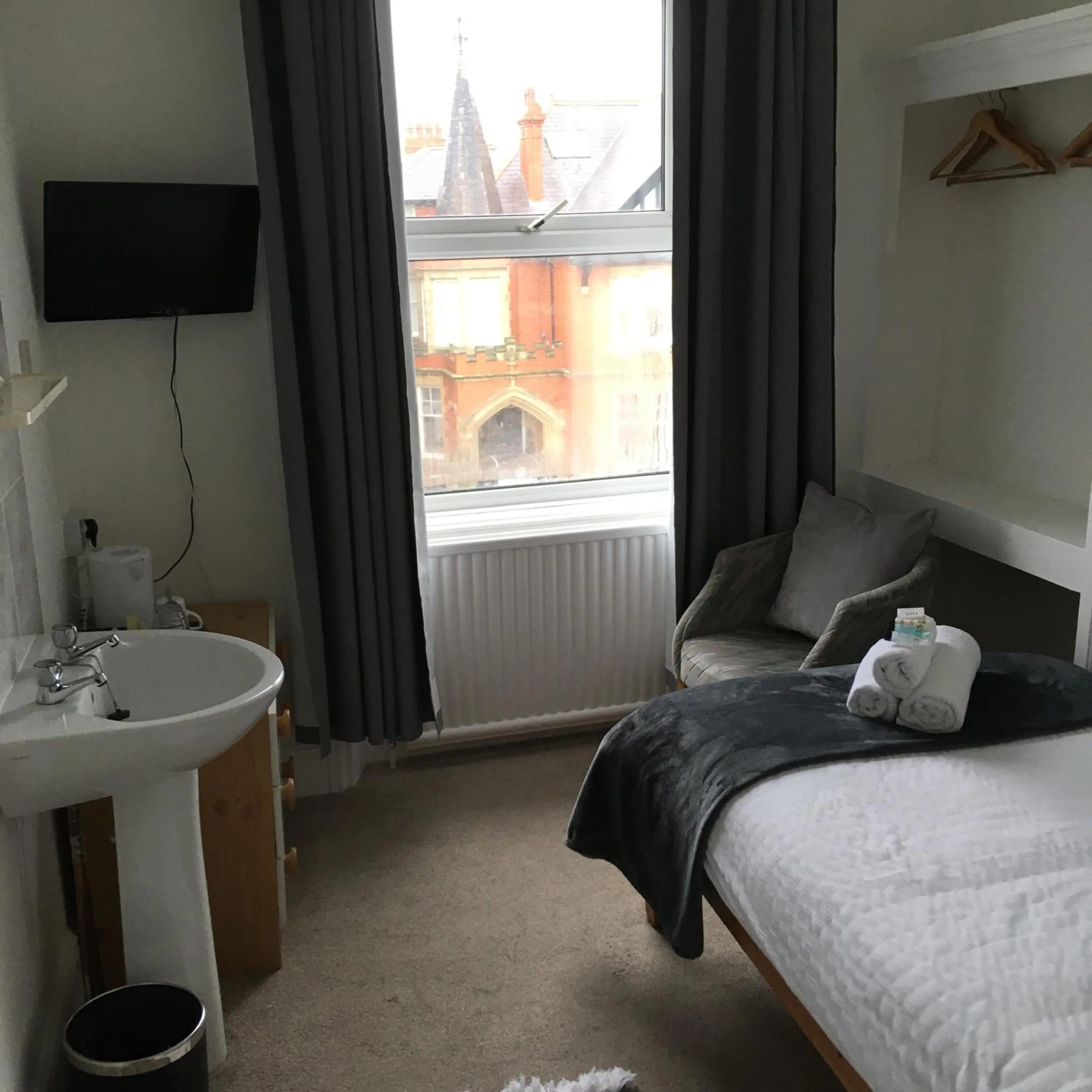 Bed in Oak Alyn Hotel