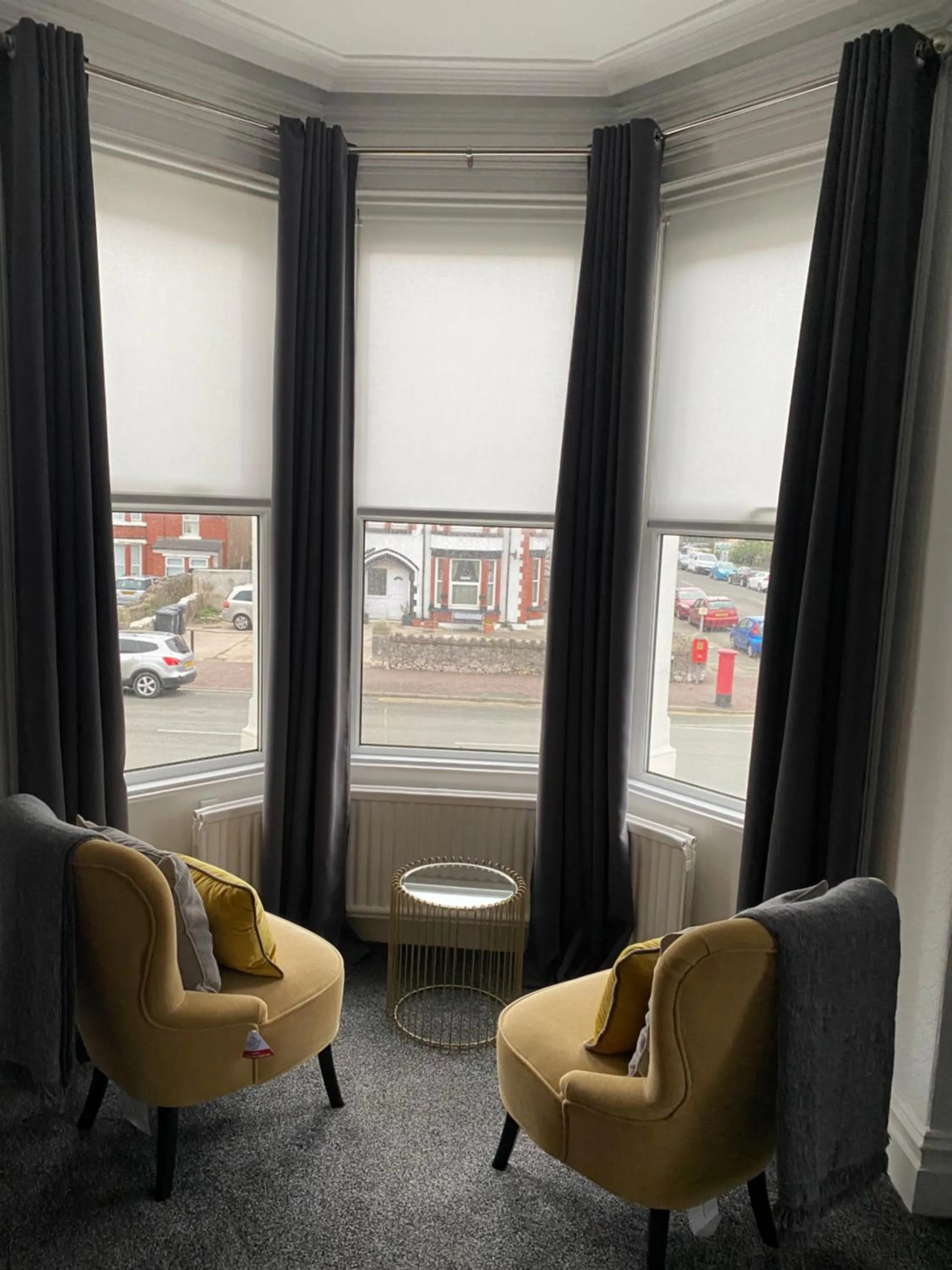 Seating area in Oak Alyn Hotel