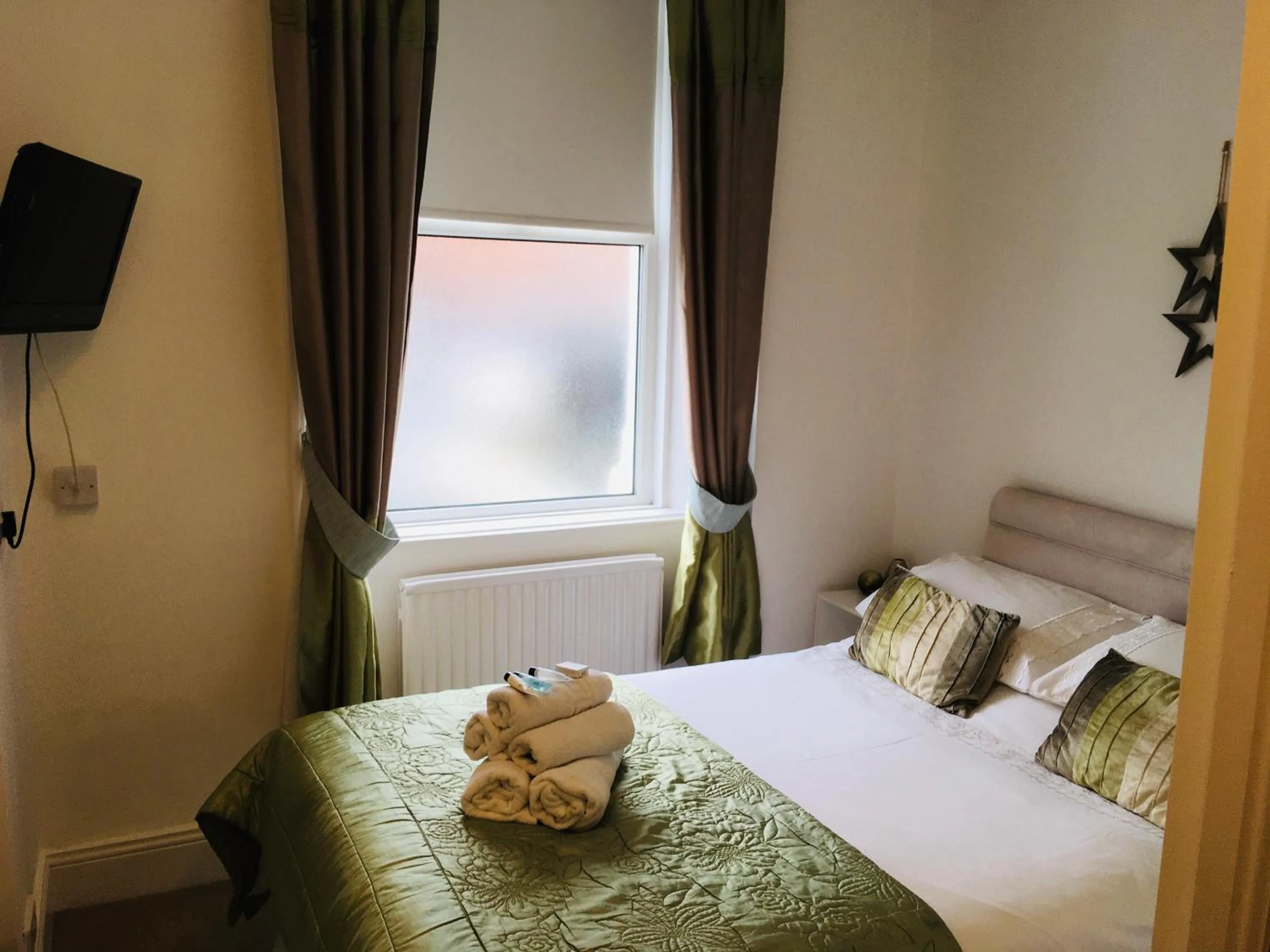 Bed in Oak Alyn Hotel