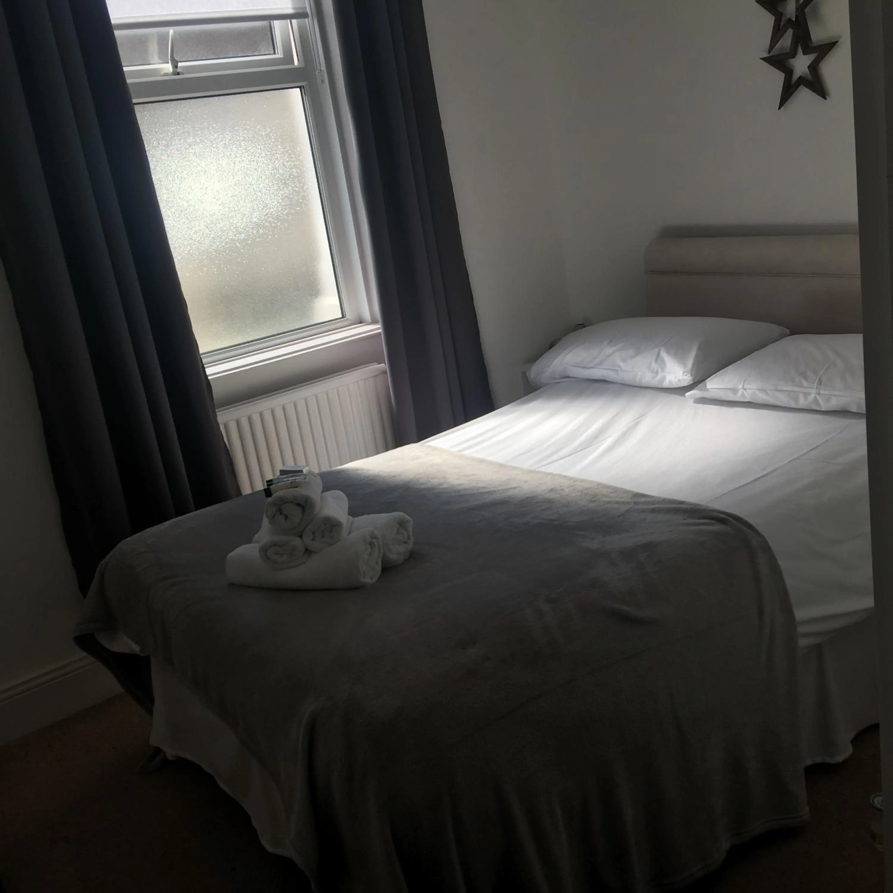 Bed in Oak Alyn Hotel