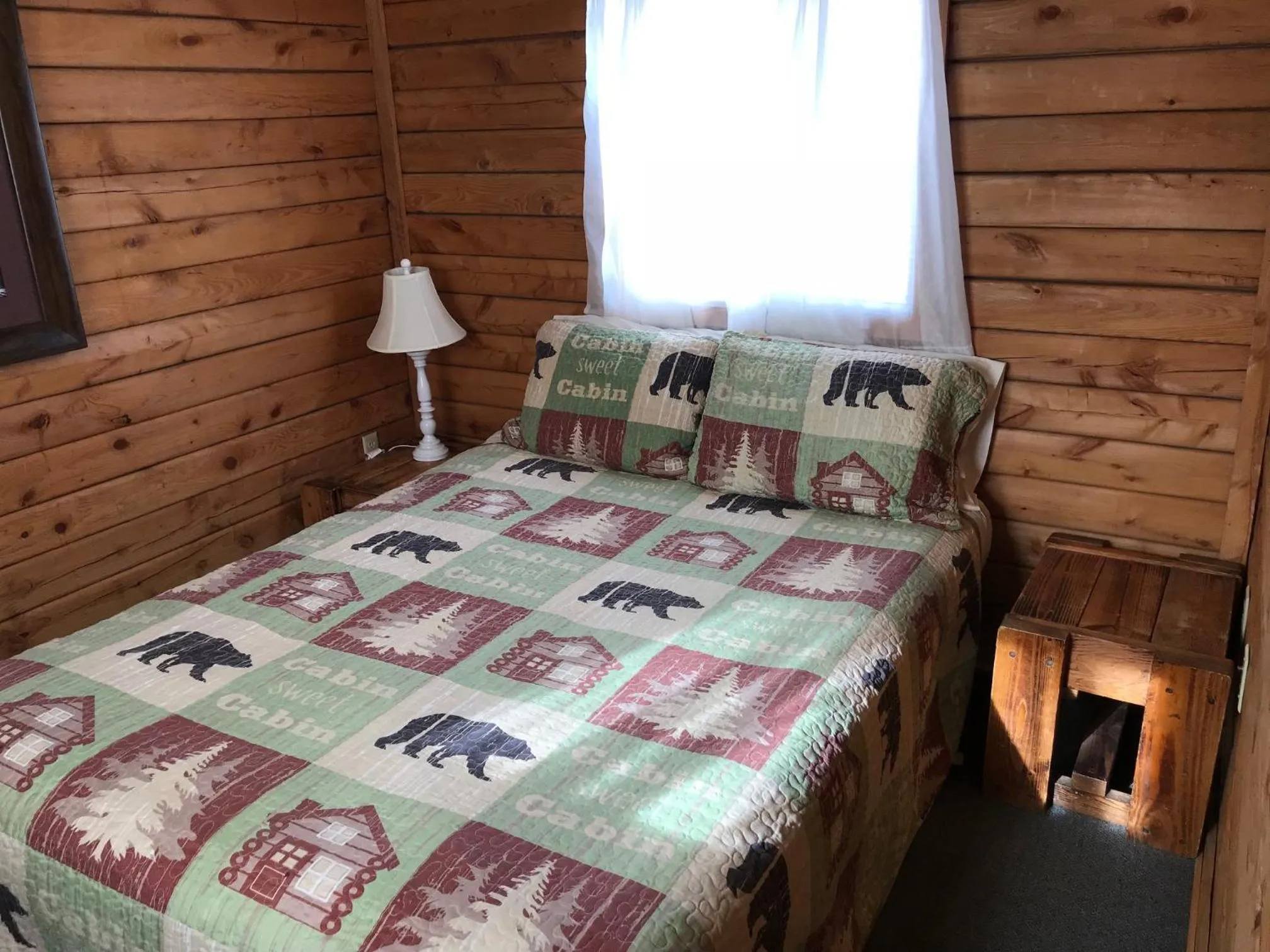 Bed in Grandview Cabins & RV Resort