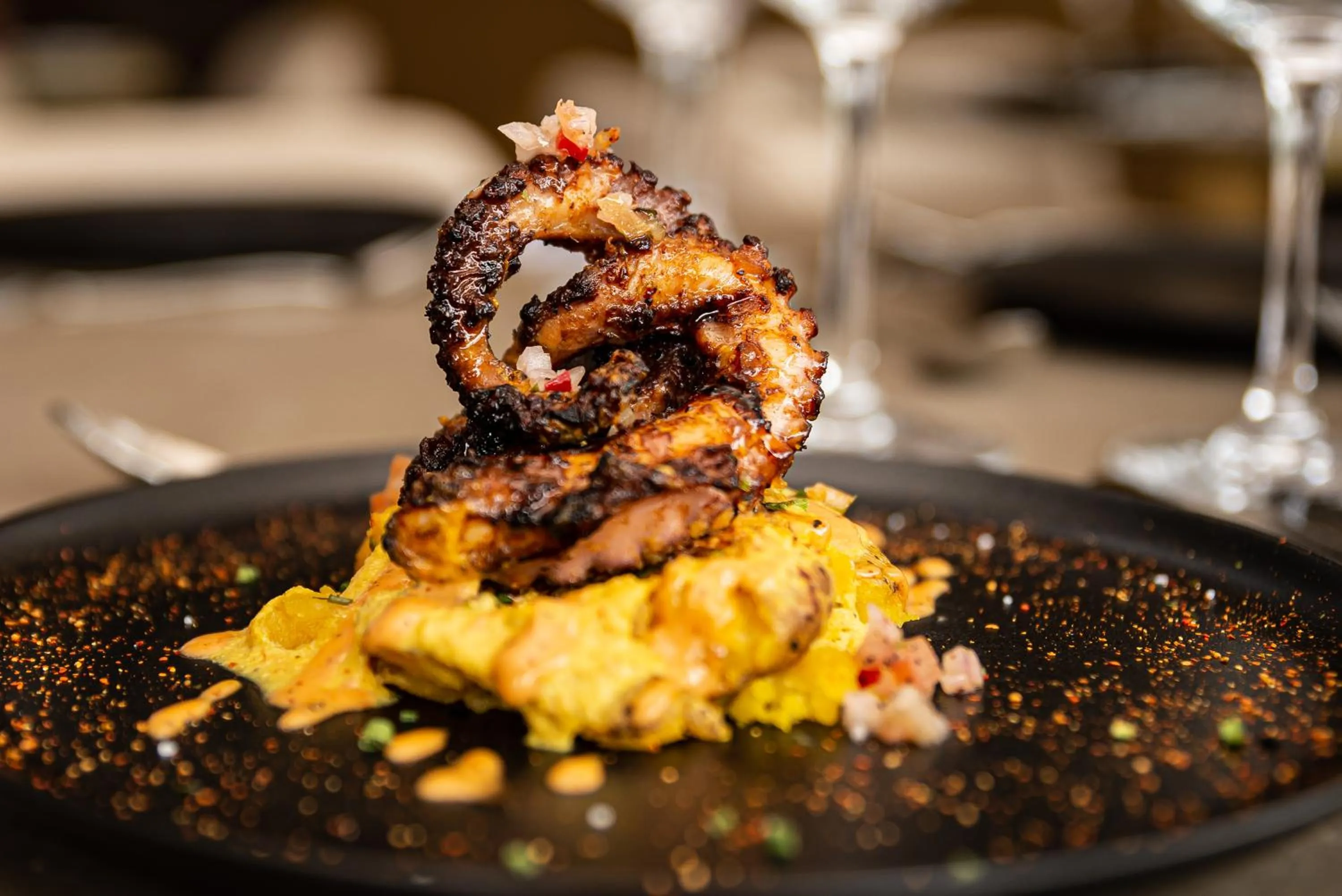 Restaurant/places to eat in Hotel York Luxury Suites Medellin by Preferred