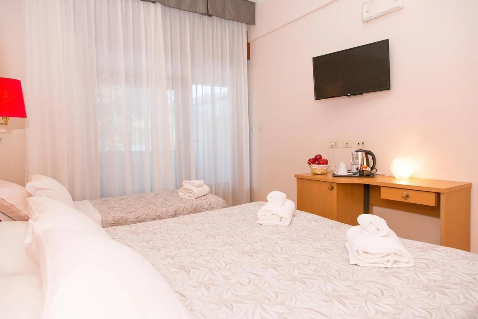 Photo of the whole room, Bed in Hotel Chalet del Lago