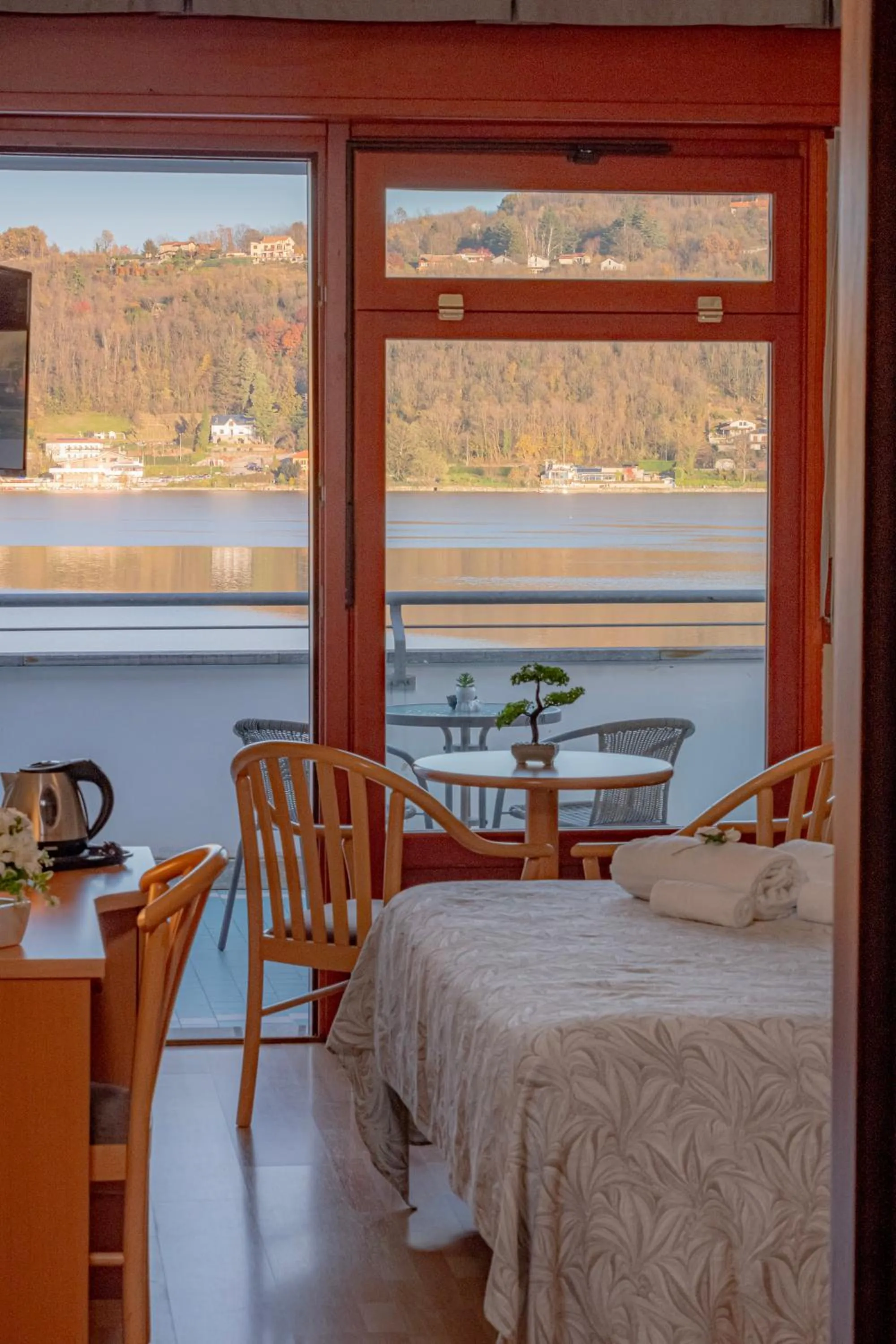 Bed in Hotel Chalet del Lago