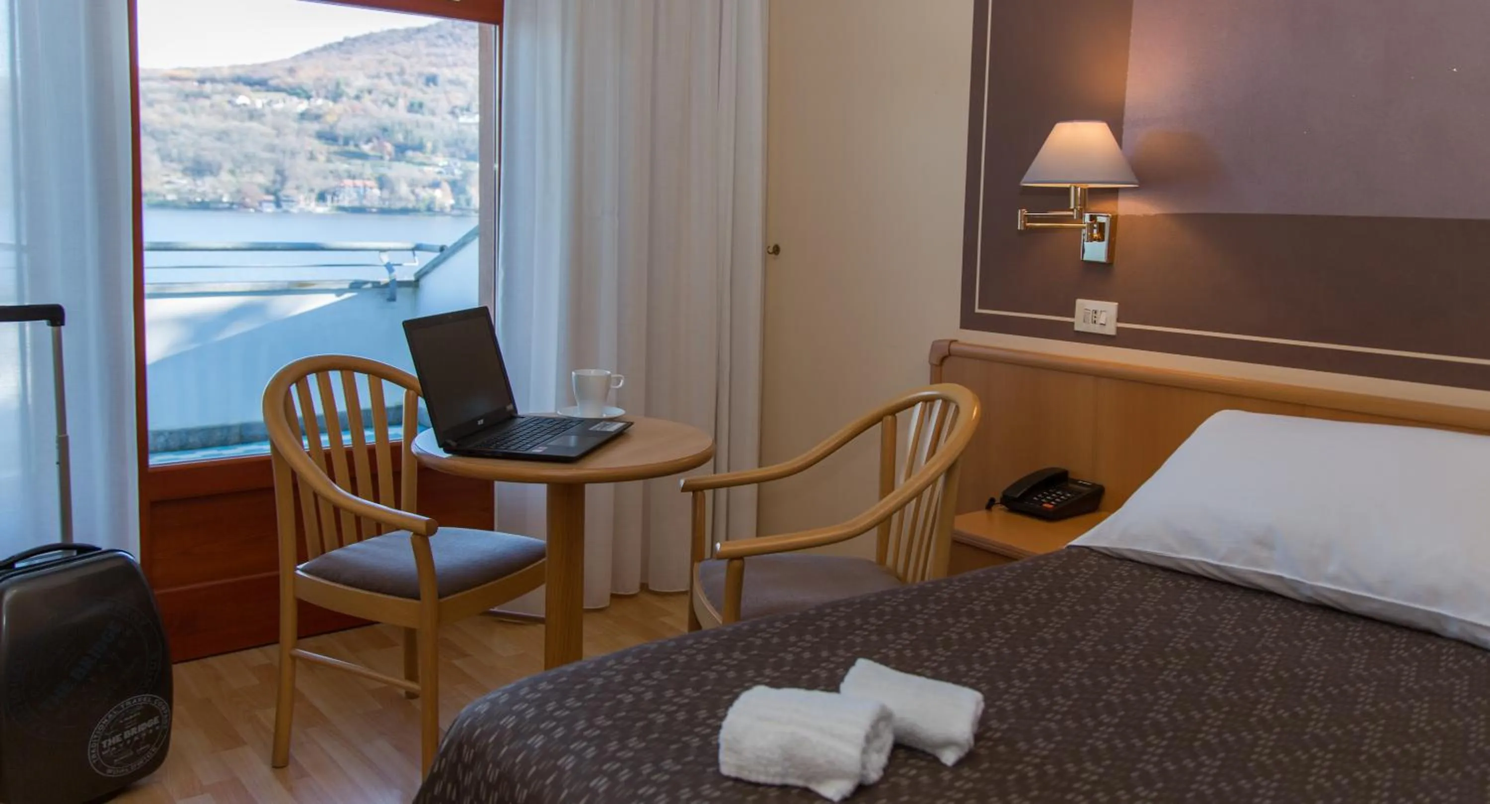 Communal lounge/ TV room, Bed in Hotel Chalet del Lago