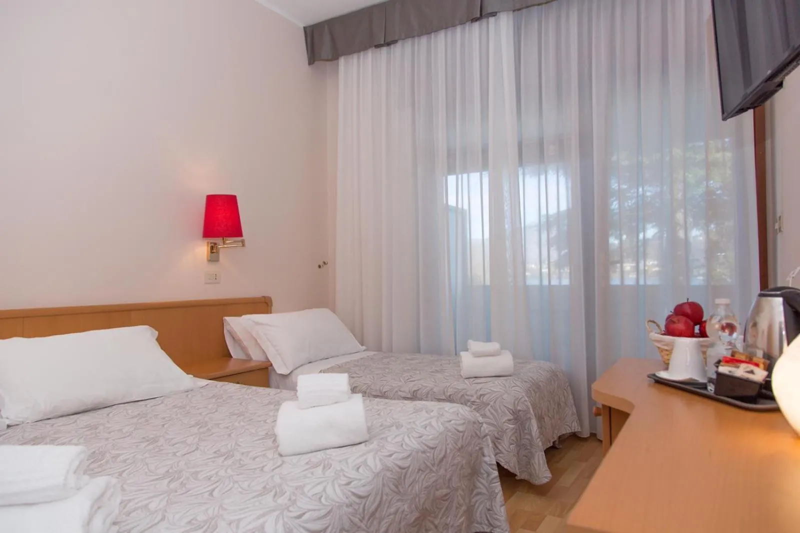 Bedroom, Bed in Hotel Chalet del Lago