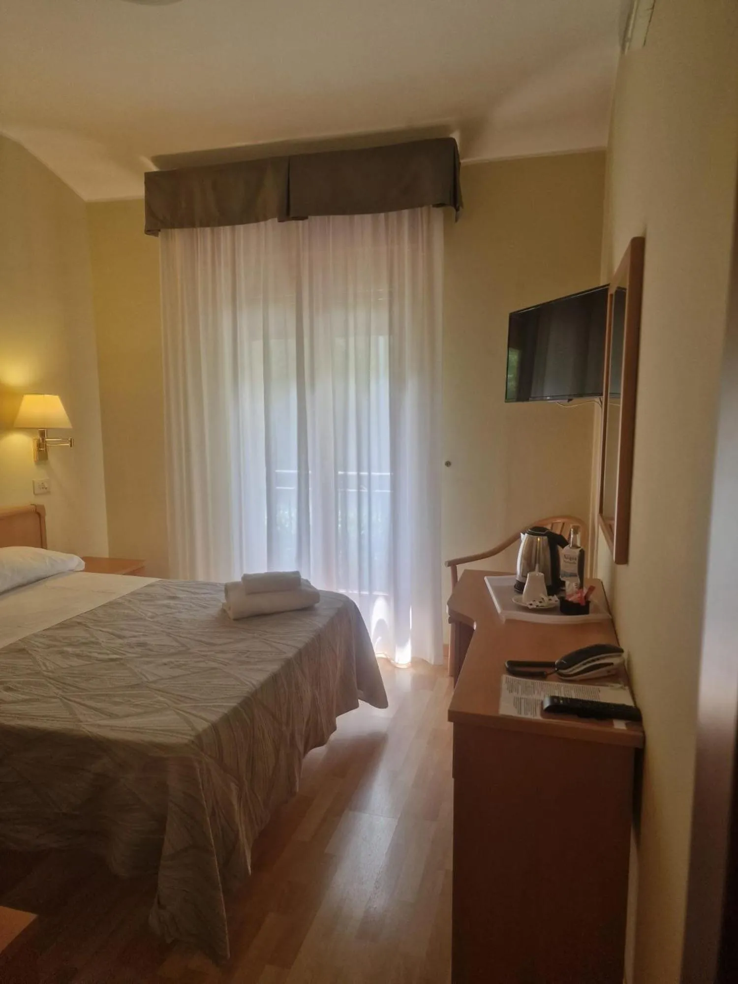 Bedroom, Bed in Hotel Chalet del Lago