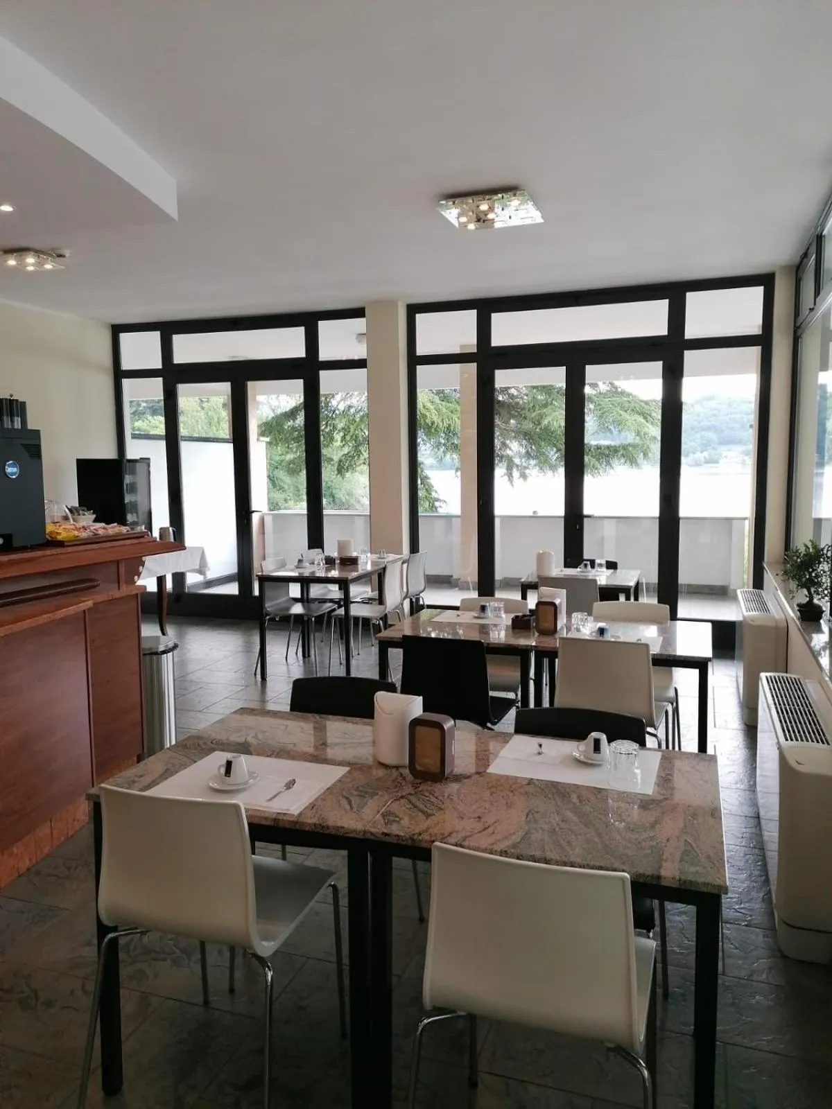 Communal lounge/ TV room in Hotel Chalet del Lago