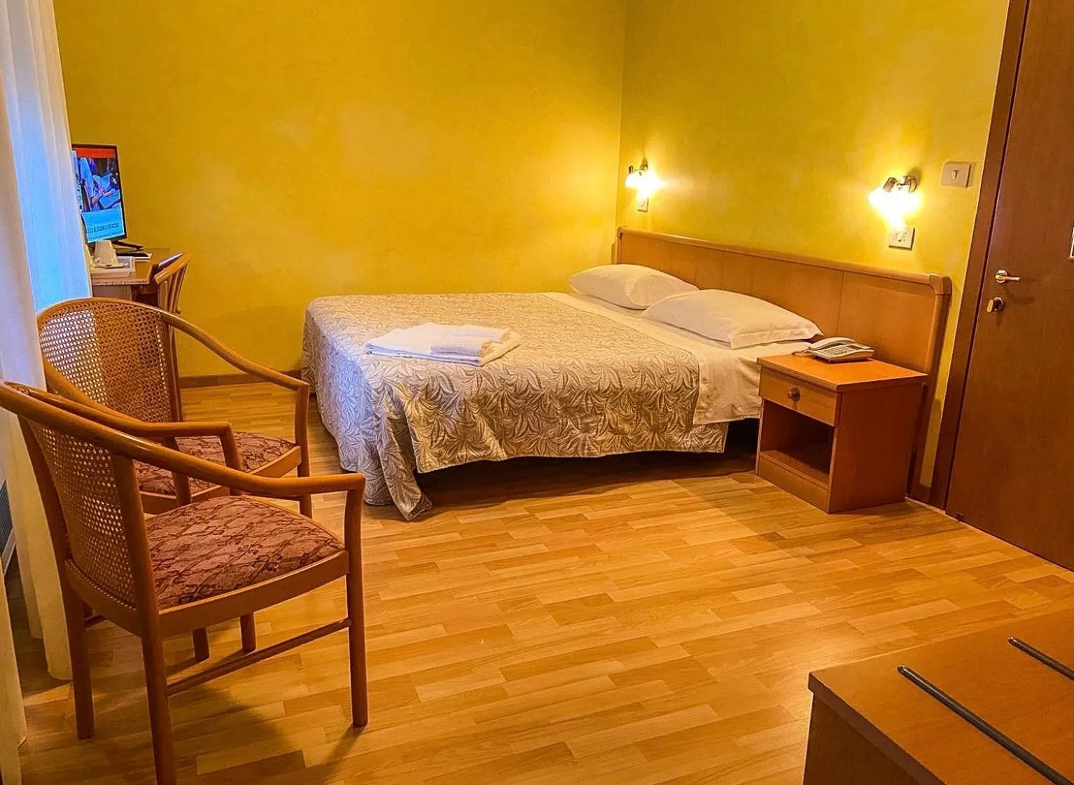 Bedroom, Bed in Hotel Chalet del Lago