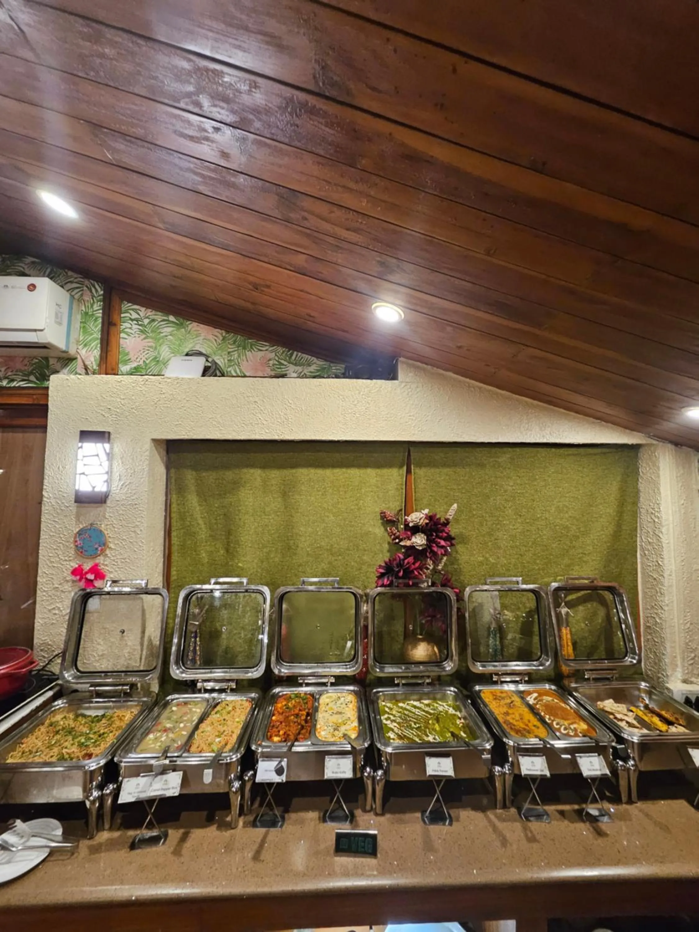 Restaurant/places to eat in Mongas Hotel & Resort