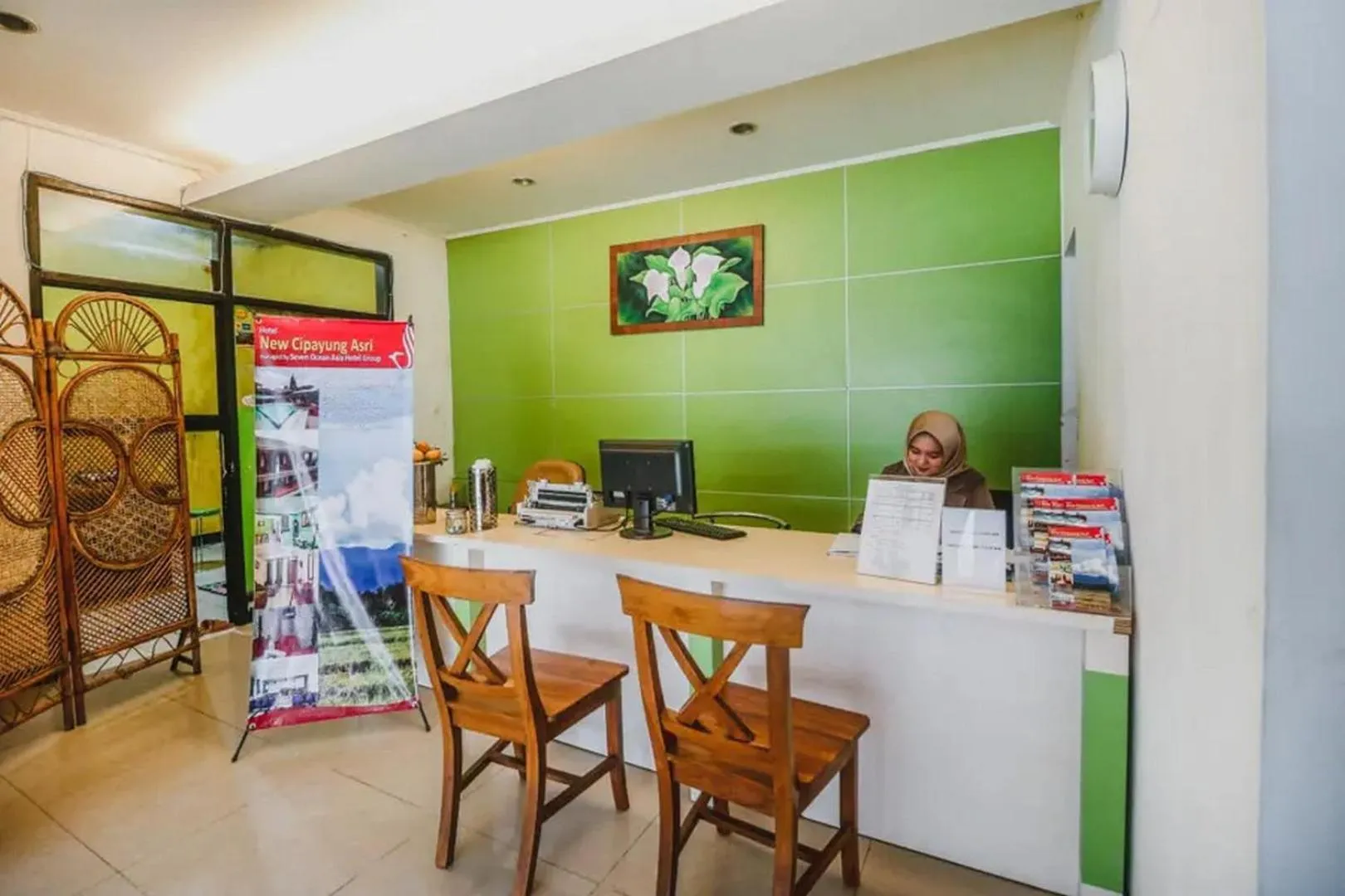 Lobby or reception in RedDoorz Plus at Neo Asri Hotel Megamendung Puncak Bogor