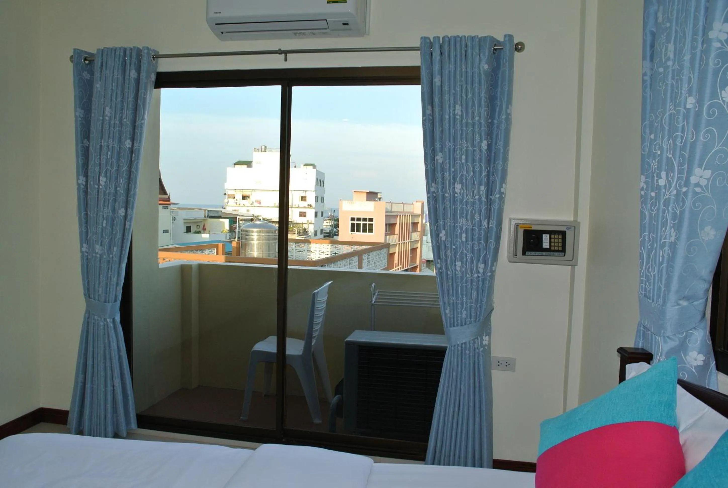 Day, Bed in Baan Taweesuk Guest House