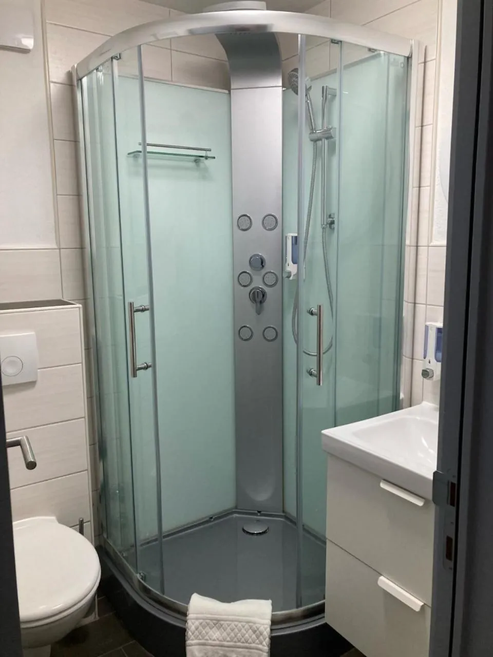 Shower in Hotel-Fritz