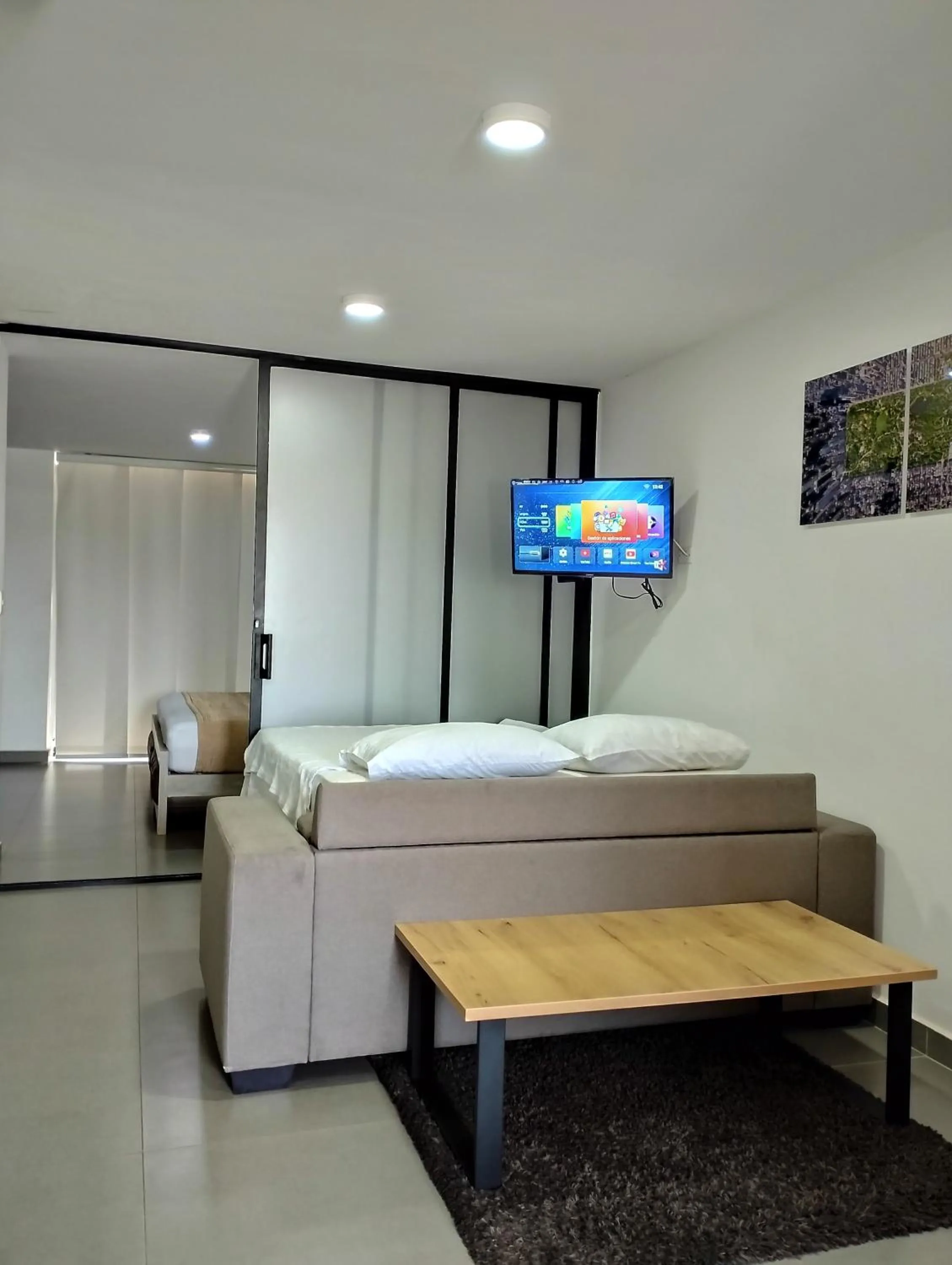 Property building, Bed in Berilo Deluxe Apartahotel