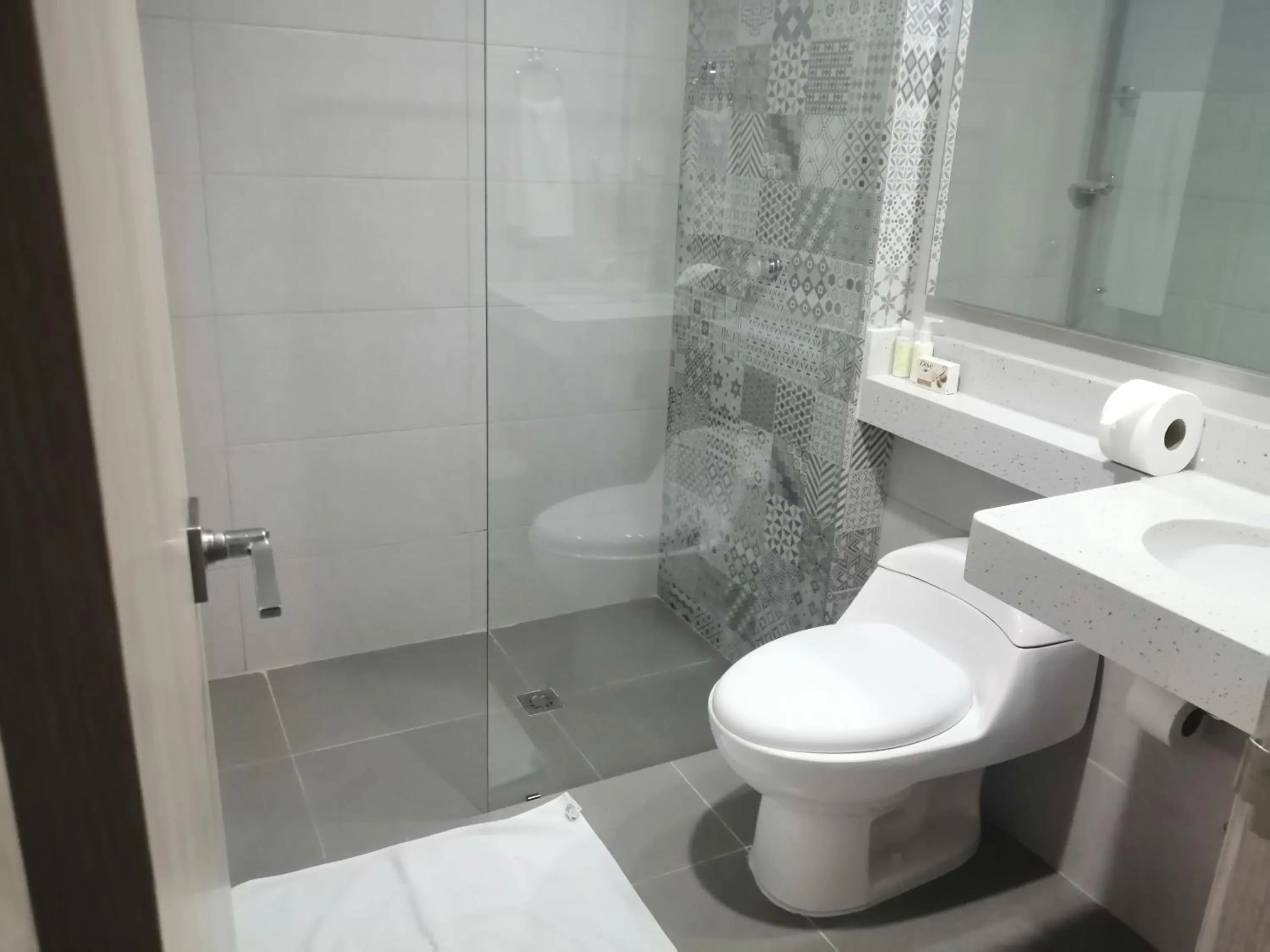 Shower in Berilo Deluxe Apartahotel