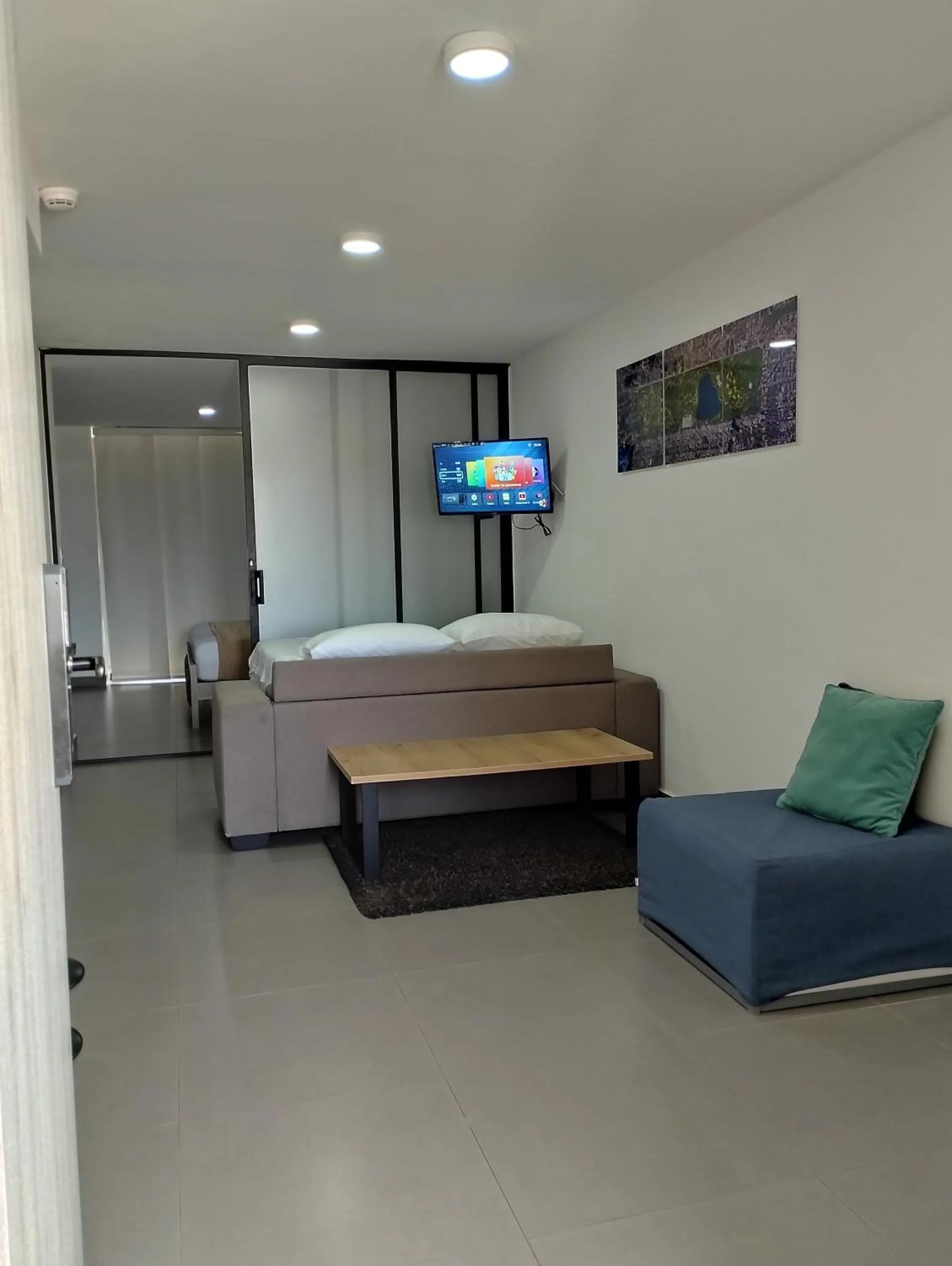 Property building, Bed in Berilo Deluxe Apartahotel