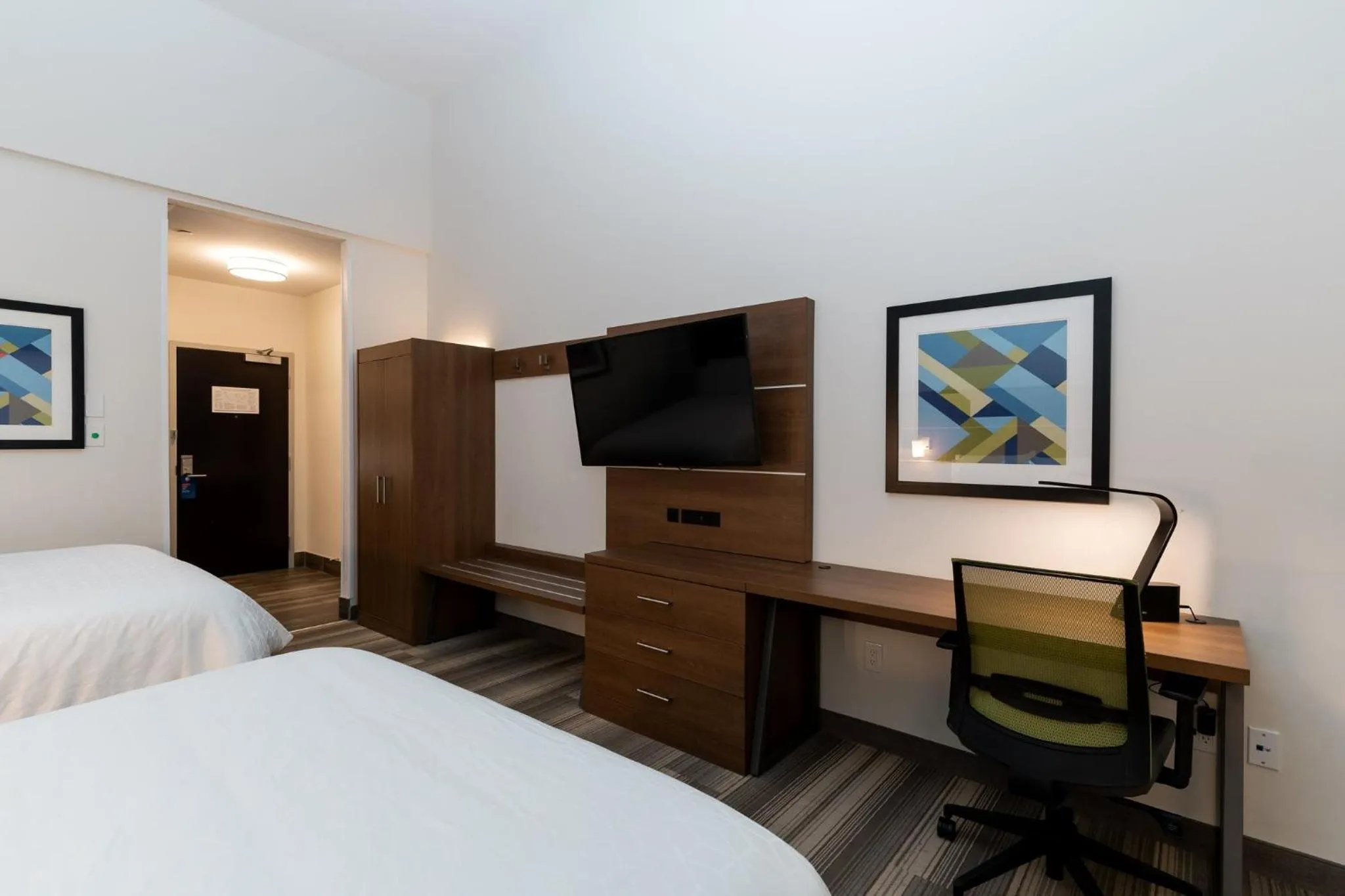 Photo of the whole room, Bed in Holiday Inn Express & Suites - Edmonton SW – Windermere by IHG