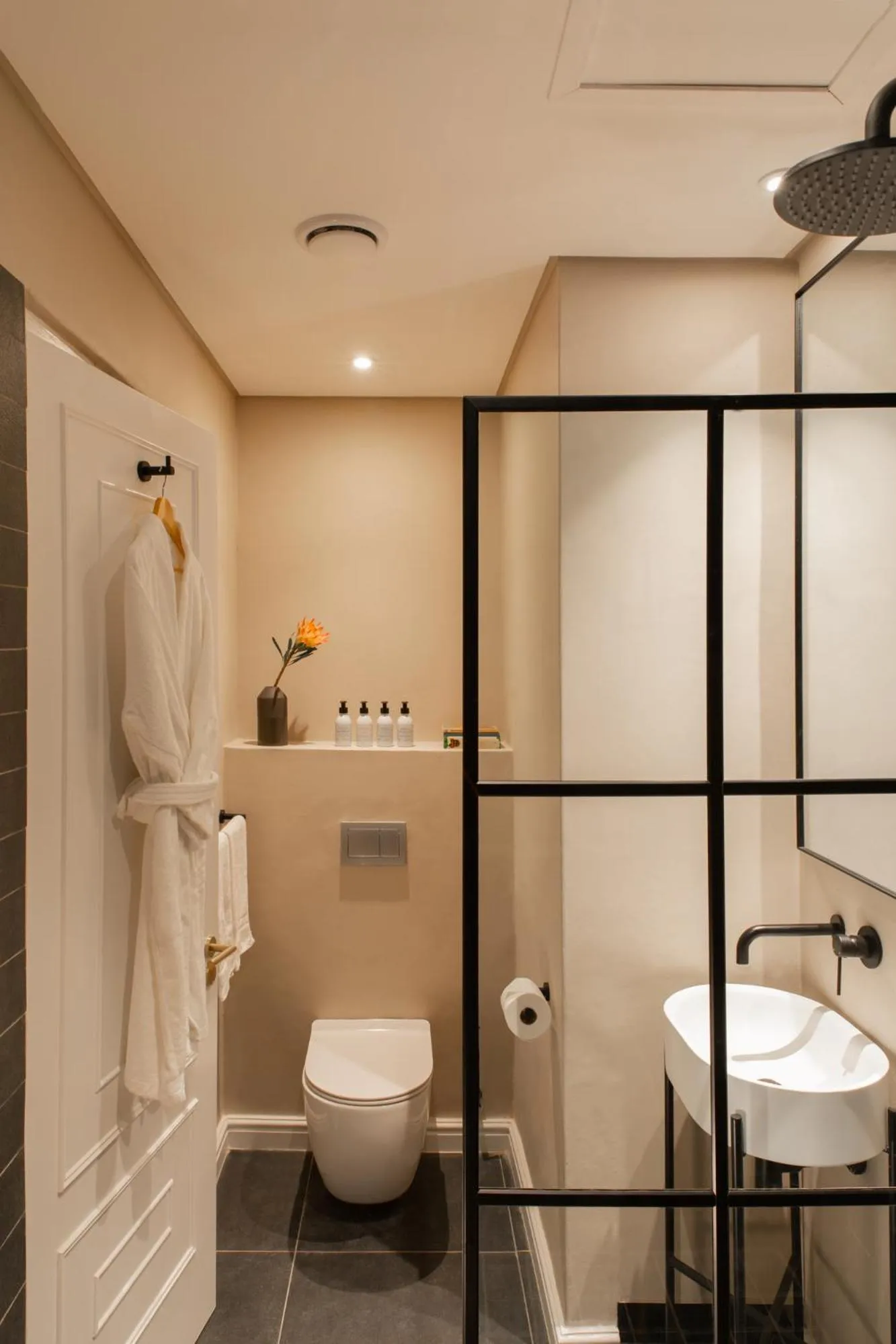 Toilet in Old Foundry Hotel by Ideas Cartel