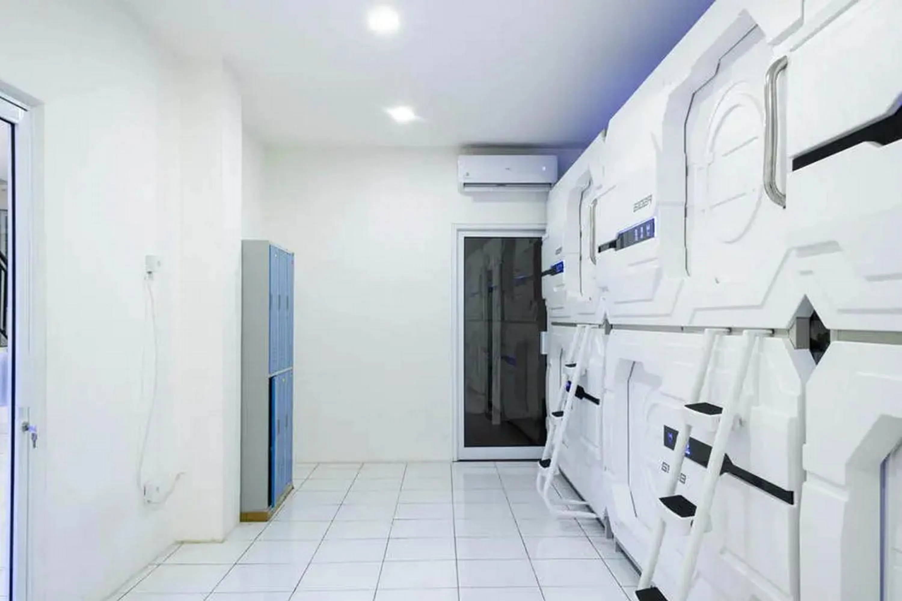 Bedroom in RedDoorz Hostel near Taman Puring