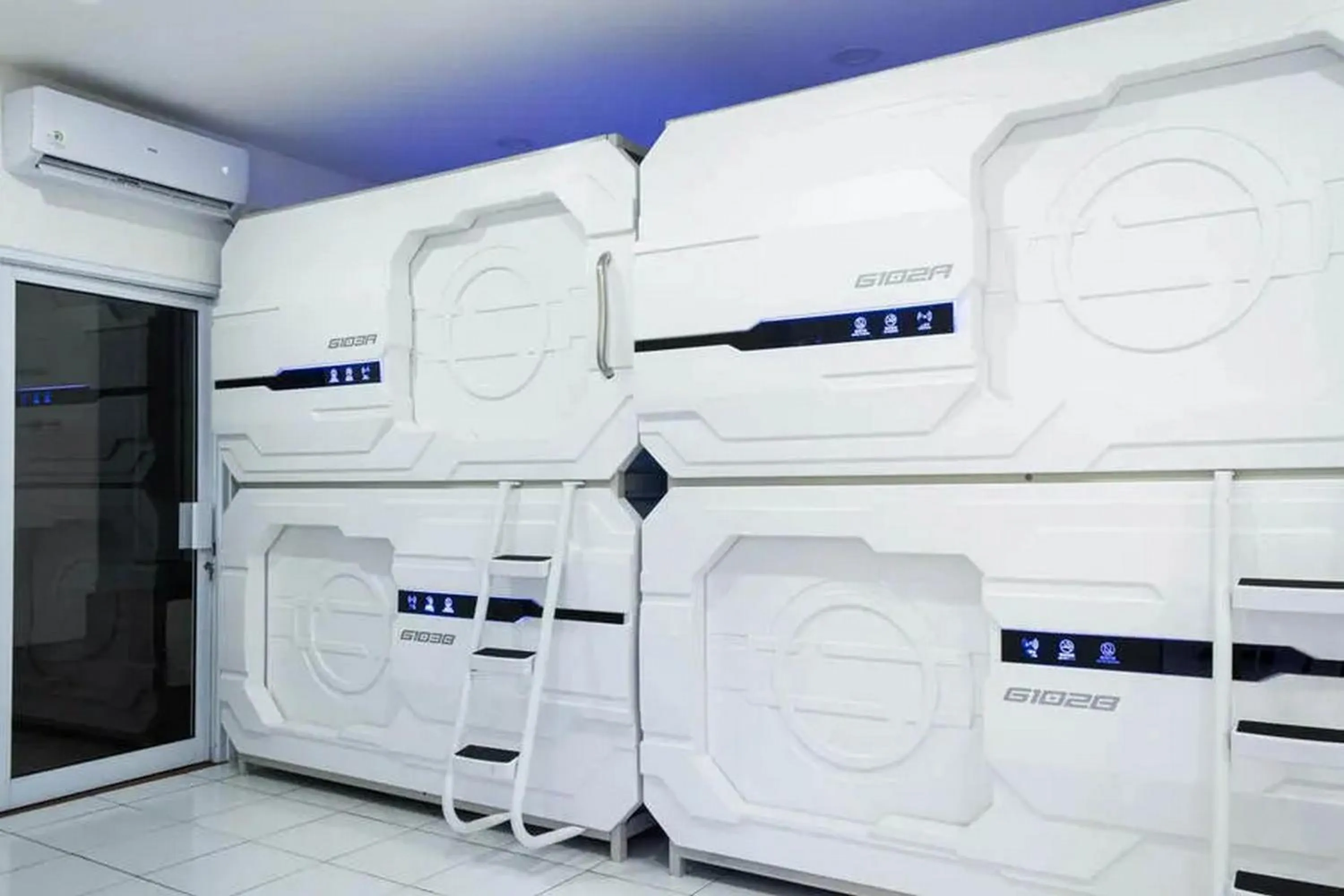 Bedroom in RedDoorz Hostel near Taman Puring