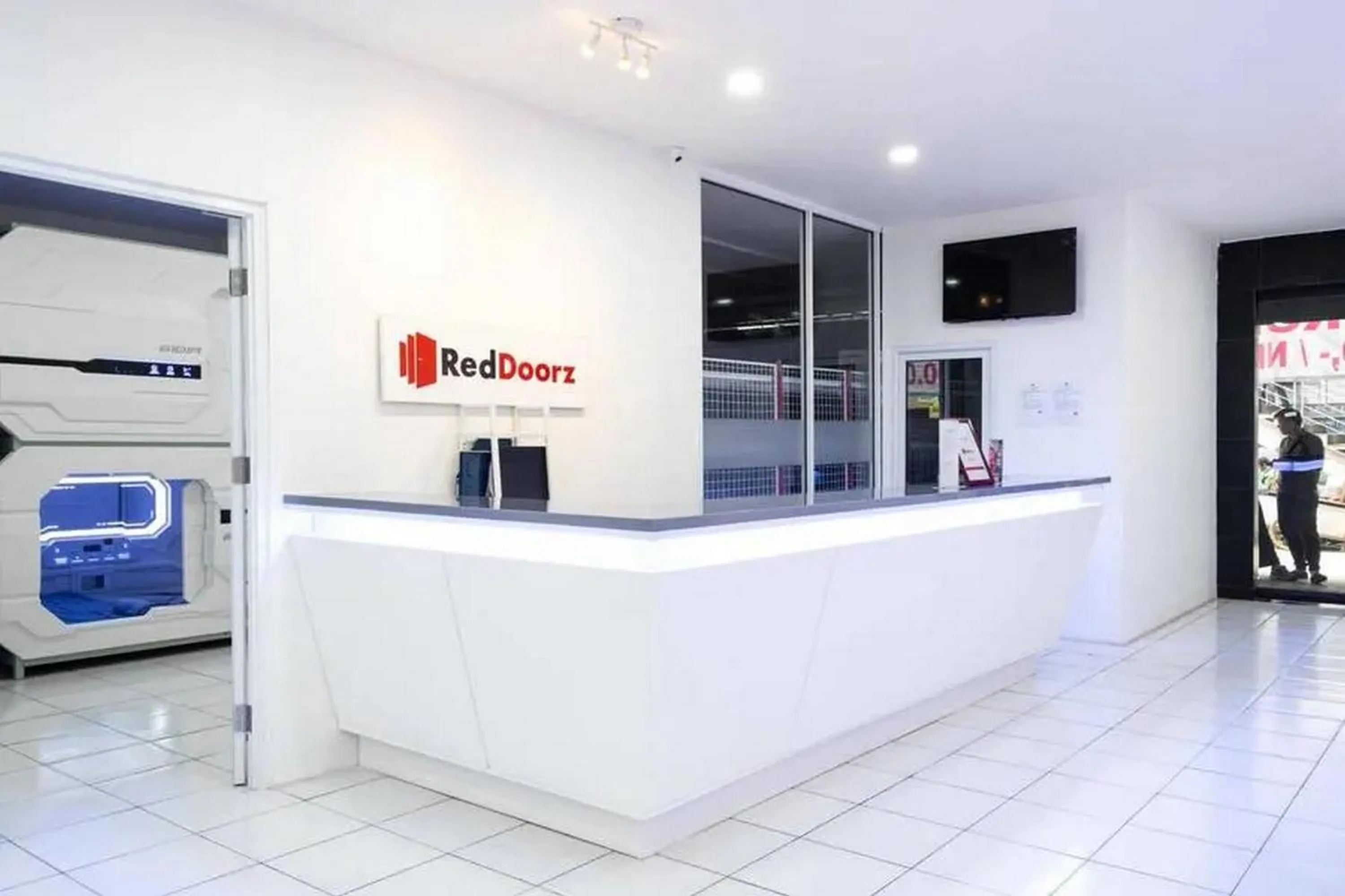 Lobby or reception in RedDoorz Hostel near Taman Puring