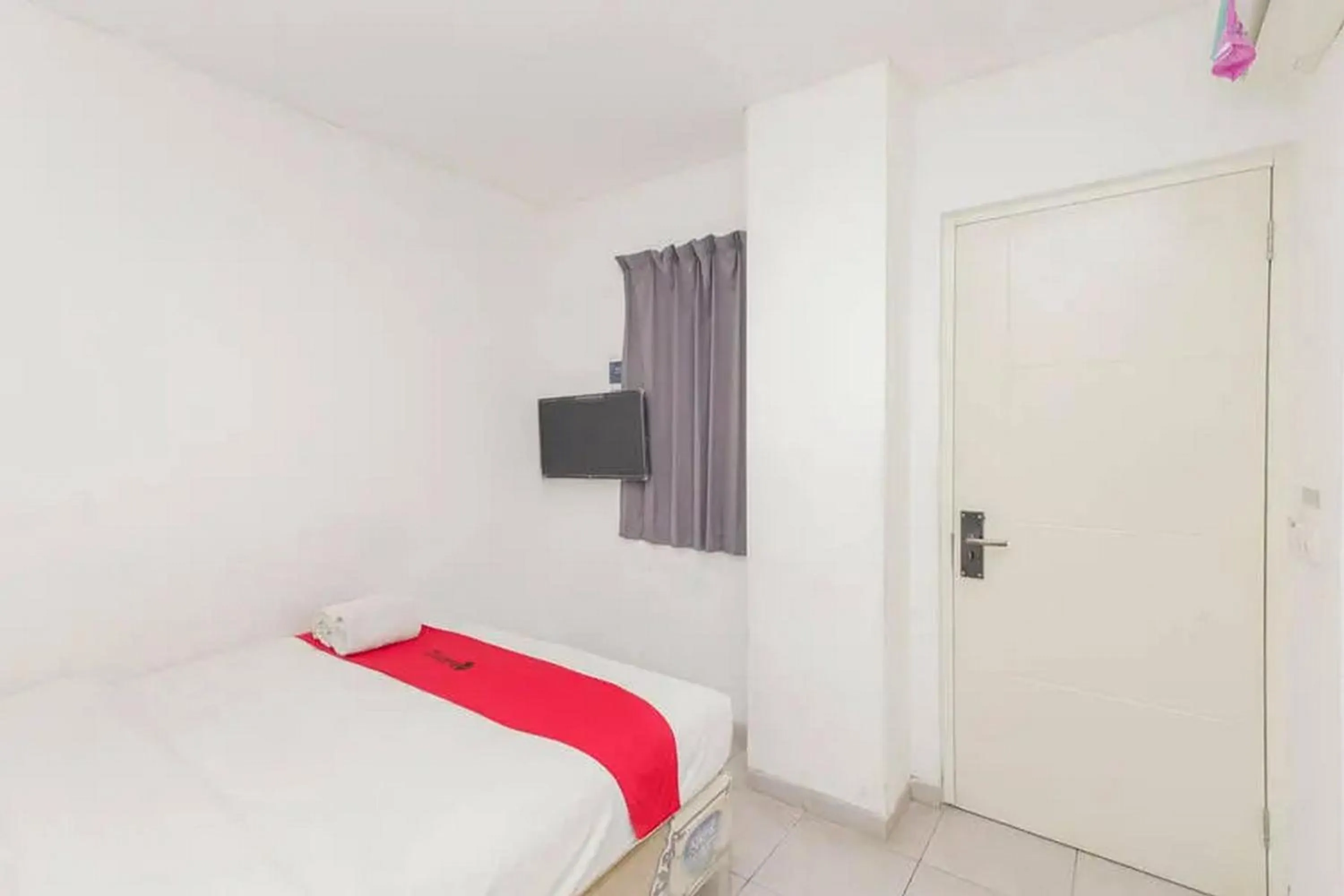 Bedroom, Bed in RedDoorz near Kaza Mall Surabaya