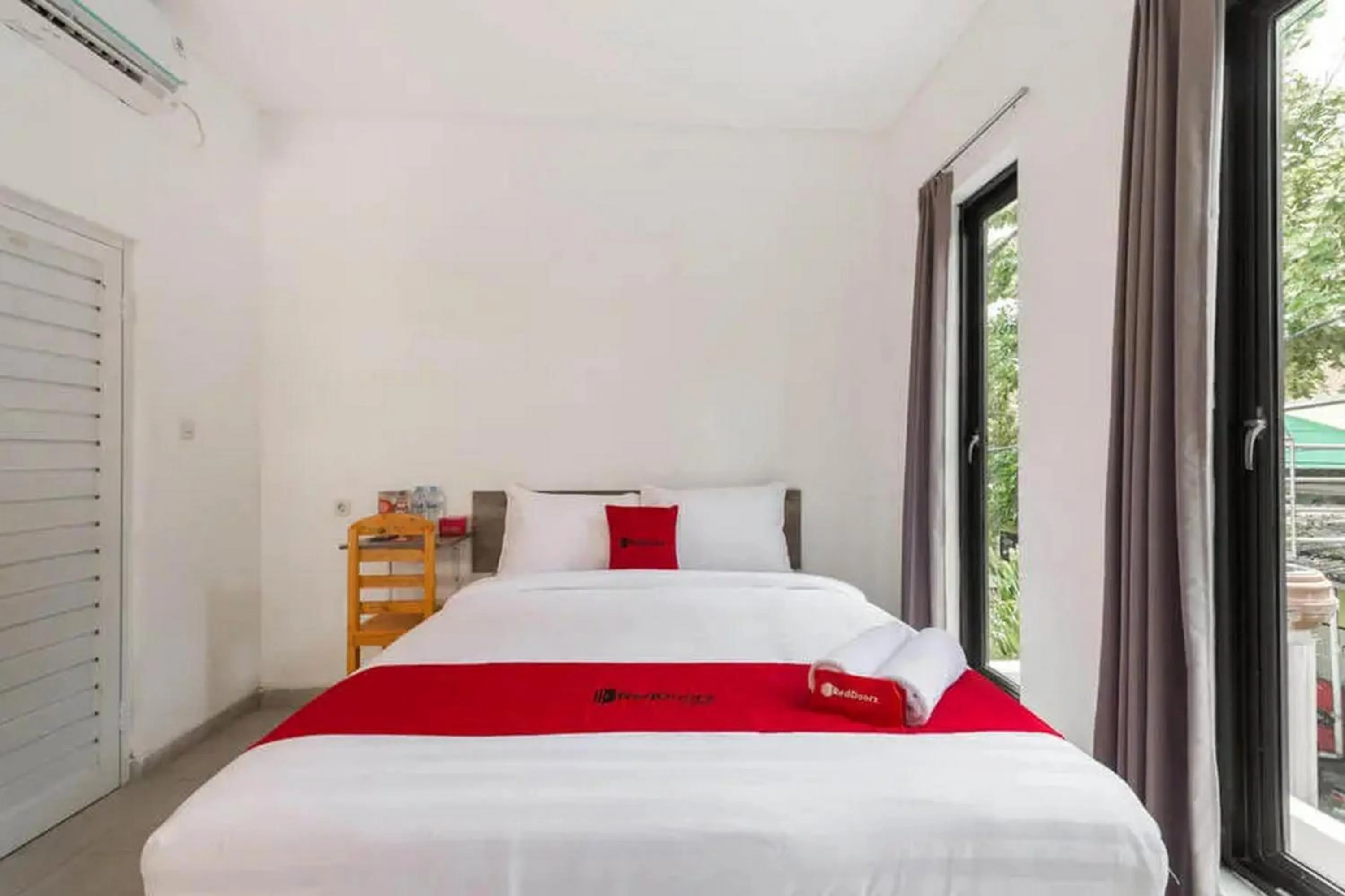Bedroom, Bed in RedDoorz near Kaza Mall Surabaya
