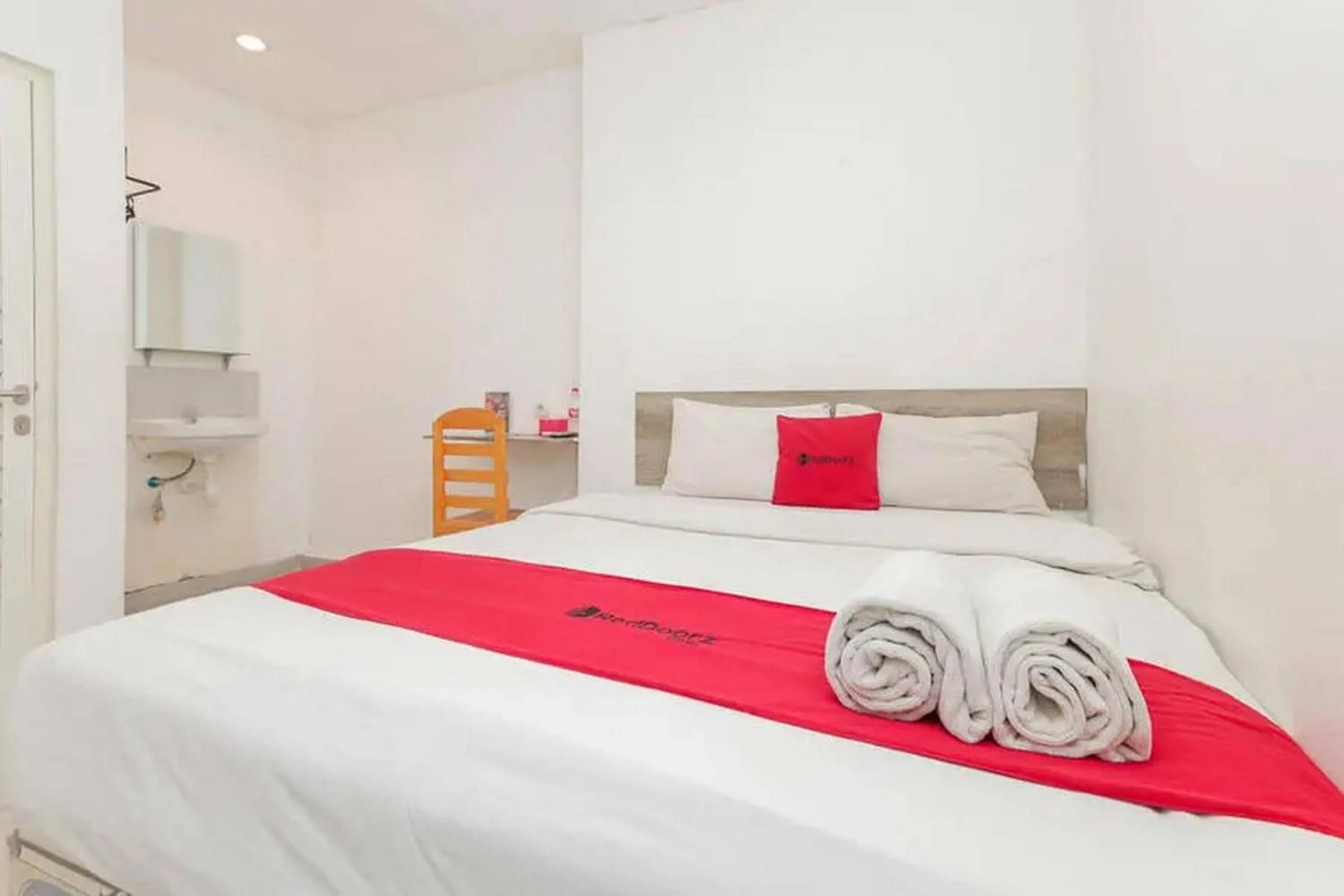 Bedroom, Bed in RedDoorz near Kaza Mall Surabaya