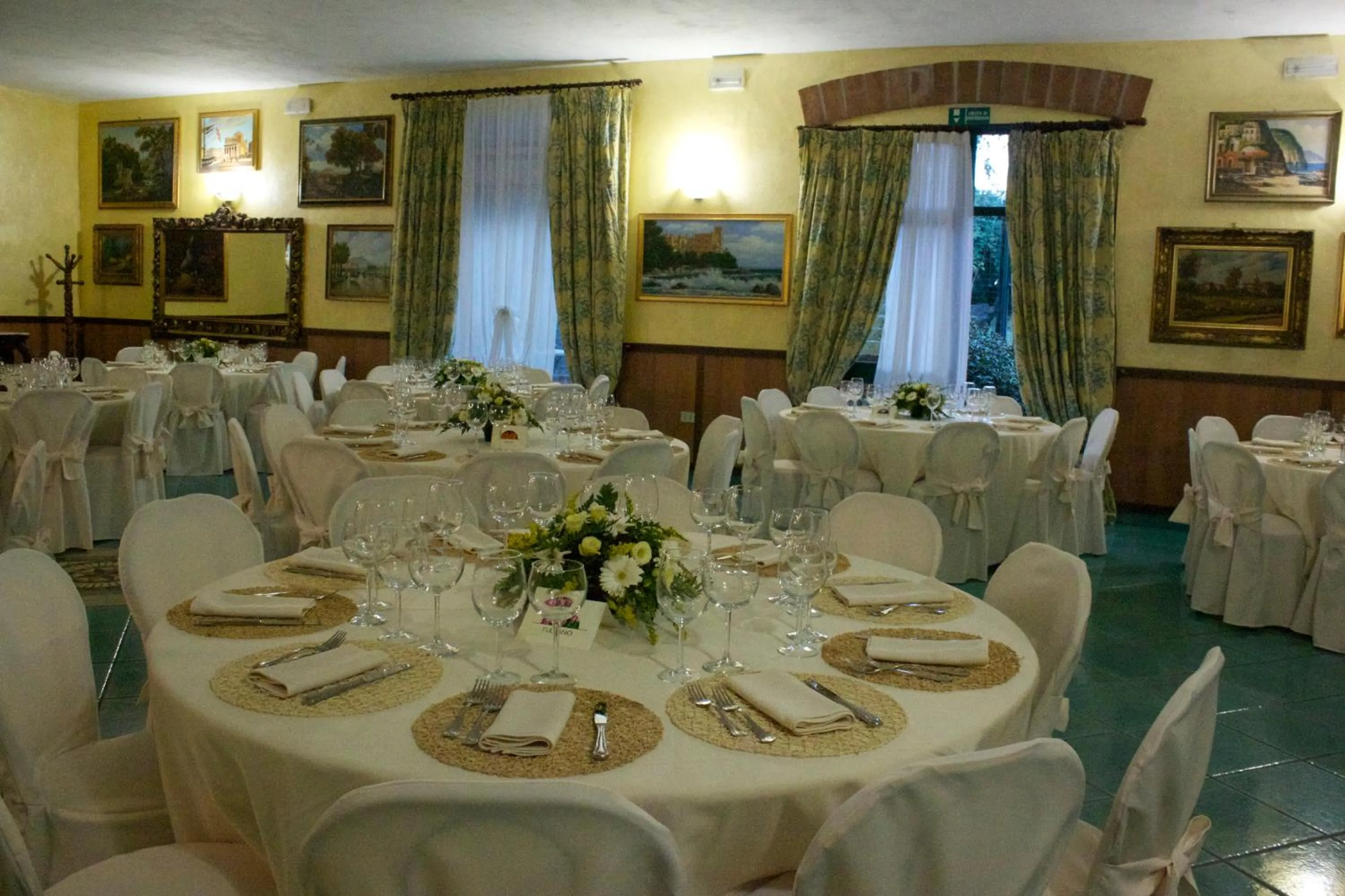 Restaurant/places to eat in Hotel Antico Residence Roma